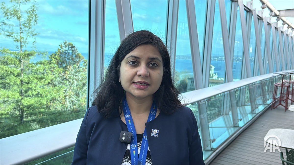 Швейцарские Альпы потеряли четверть объема ледников за десять лет Под влиянием изменения климата Швейцарские Альпы за последние десять лет потеряли около четверти своего ледового объема Без решительных мер по снижению выбросов парниковых газов к концу века большинство ледников может полностью исчезнуть Об этом предупредила научный специалист Всемирной метеорологической организации ВМО по гидрологии водным ресурсам и криосфере Сулагна Мишра Представитель организации в комментариях для Анадолу отметила что изменение климата прямо или косвенно затрагивает людей во всем мире а также увеличивает число экстремальных погодных явлений Она напомнила о докладе ВМО Состояние глобальных водных ресурсов и указала на крайнюю нерегулярность гидрологического цикла Подробнее на нашем сайте v aa com tr 3773673 24 7 в сутки с Агентством Анадолу