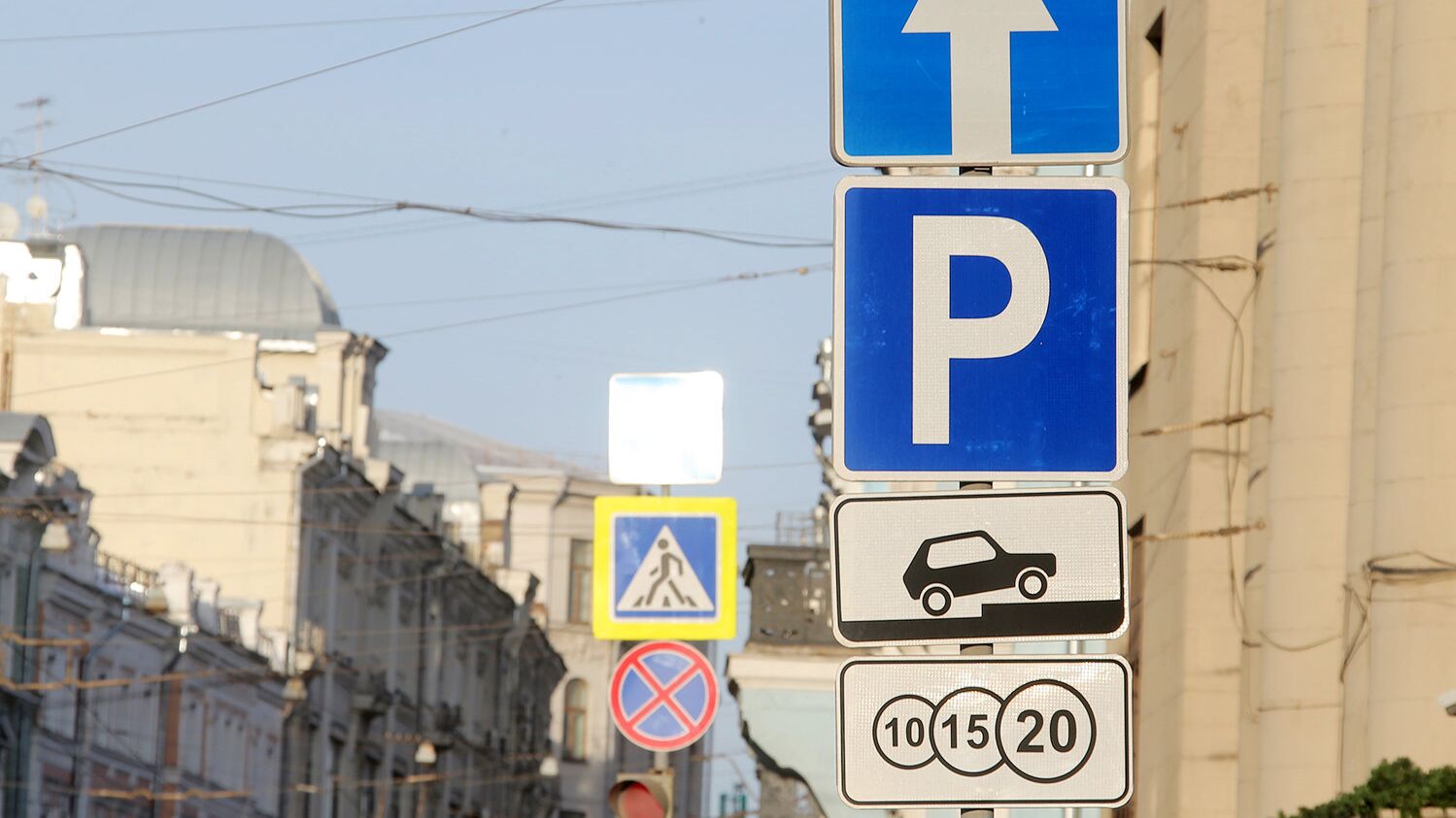 Новые дорожные знаки появятся в России с начала следующего года соответствующие изменения в ГОСТ вступают в силу с 1 января Так например вводится новый знак Рекомендуемая скорость при проезде искусственной неровности А с помощью знака Парковка парковочное место можно будет одновременно информировать и о месте где парковка разрешена и о способе постановки автомобиля на стоянку Отдельный вид информационной таблички Вид транспортного средства будет указывать что действие знака касается легкового такси а табличка Время действия сможет указывать месяцы когда действует знак раньше было предусмотрено только обозначение дней недели и или времени суток Также вводятся таблички Глухие пешеходы который будет располагаться перед пешеходными переходами вблизи мест которые посещают слабослышащие граждане и Влажное заснеженное обледенелое покрытие Есть и еще целый ряд новаций например добавляется возможность вертикального расположения знака Стоп линия