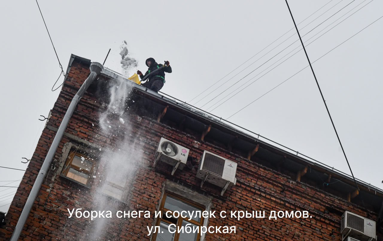 Глава Перми Эдуард Соснин, на фоне организованных прокуратурой проверок вывоза мусора и уборки снега в городе, сообщает о совещании «по вопросам состояния придомовых территорий, уборки снега и наледи с крыш домов».      Руководители районов и департамента ЖКХ отчитались, сообщает мэр,  что с начала января активно проводятся работы по очистке крыш и тротуаров от снега и льда, а также организованы дополнительные патрули для мониторинга состояния придомовых территорий. На прошлой неделе было выявлено 850 нарушений, из которых оперативно устранили 482.    «Поручил департаменту жилищно-коммунального хозяйства усилить контроль за эффективностью работы управляющих и обслуживающих организаций»,- подчеркивает градоначальник. О вывозе мусора на совещании, очевидно, не говорили.