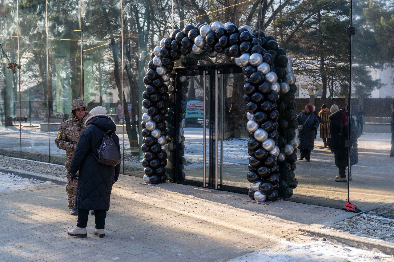 В городском парке Южно-Сахалинска, у южного входа, начал работу новый бювет с минеральной водой из Синегорского источника  Теперь жители и гости города могут бесплатно насладиться целебной водой в комфортных условиях.   Особенности павильона:   Работает круглый год благодаря отоплению.  Оснащен несколькими кранами для удобного набора воды.  Планируется проведение мастер-классов и творческих мероприятий.  Губернатор Валерий Лимаренко отметил, что Южно-Сахалинск движется к статусу курортного города.  «Мы делаем регион комфортным для жизни и отдыха. Южно-Сахалинск становится местом с минеральными водами, лечебницами и грязями. Это наш вклад в развитие области для жителей и гостей», — сказал глава островного региона.    Прислать новость    -Сахалин