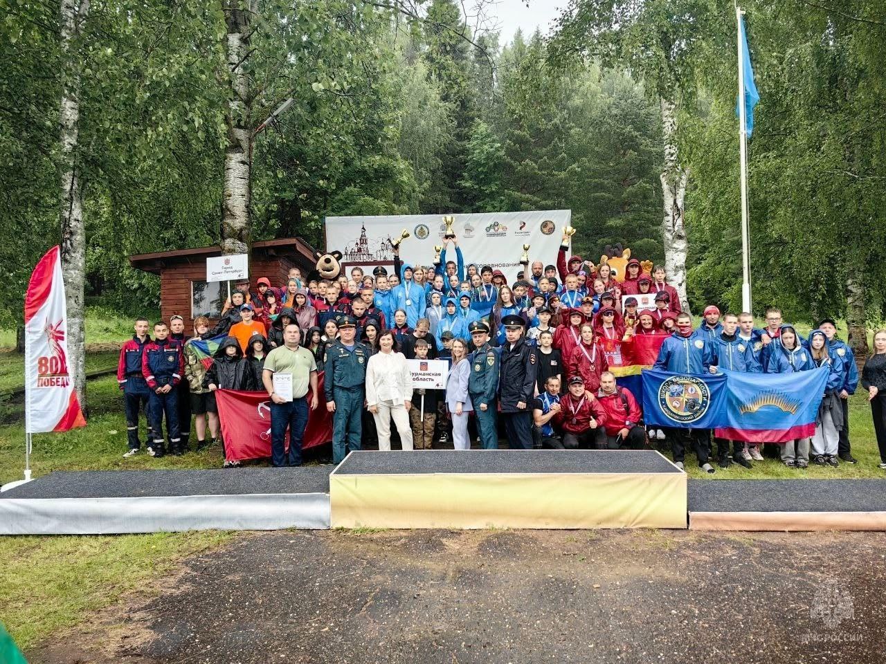 В Вологодской области прошли XXVII межрегиональные соревнования «Школа безопасности» Наш регион на соревнованиях представляли две команды: младшая команда состояла из учеников школы №36 имени Гавриила Державина, а старшие - студенты Технологического колледжа. В течение пяти дней команды из 11 регионов Северо-запада боролись за право представлять Северо-Западный федеральный округ на Всероссийском этапе. Ребята демонстрировали свои навыки и умения в поисково-спасательных работах на акватории и в условиях чрезвычайной ситуации техногенного характера, в комплексно-силовых упражнениях, в комплексной пожарной эстафете. Самым сложным этапом стал маршрут выживания. На нем участникам надо было пройти несколько десятков километров, организовать ночлег и выполнить все задания судейской коллегии.