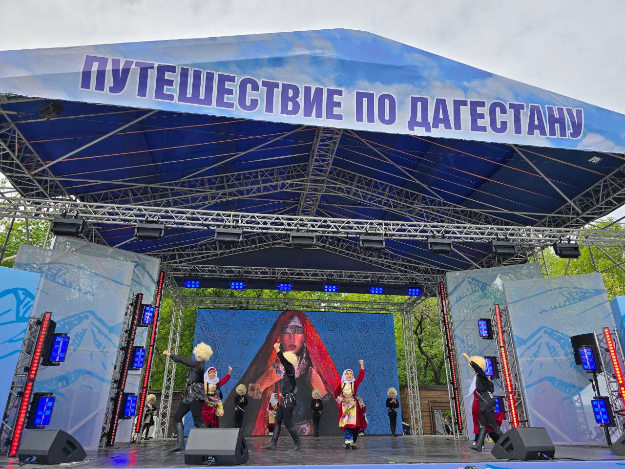 В Москве начался фестиваль «Путешествие по Дагестану». На центральной площади Измайловского парка гостей ждет живая музыка от дагестанских артистов и выступления национальных ансамблей. Что еще входит в насыщенную программу: дегустация национальных блюд, выставка народных художественных промыслов, экспозиция картин дагестанских художников, квесты и викторины, мастер-классы. Фестиваль продлится целый день и завершится в 20:00. Вход свободный. Организатор – постоянное представительство республики при Президенте РФ.