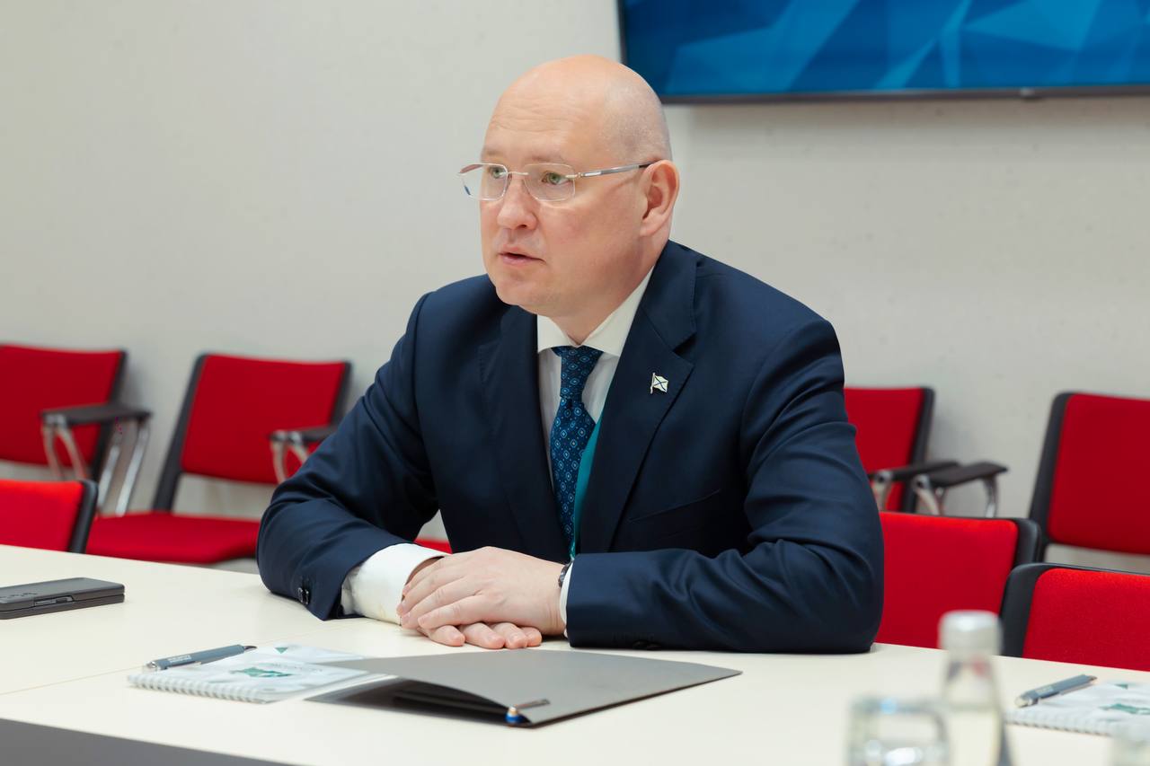 Встретился на площадке международного экономического форума KazanForum 2025 с вице-премьером Маратом Шакирзяновичем Хуснуллиным. Обсудили актуальные вопросы развития Севастополя. Напомню, в рамках реализации национального проекта «Инфраструктура для жизни» в этом году мы приступаем к реализации регионального проекта «Модернизация коммунальной инфраструктуры». Объём финансирования на 2025 год — 450 млн руб. Минстрой согласовал нам 8 объектов. Будем реконструировать тепловые сети и водопровод. Ждём доведения средств и и будем приступать к контрактованию. Кроме этого, обсудили темпы жилищного строительства в городе. Марат Шакирзянович также отметил хорошие темпы по жилищному строительству. За 4 месяца мы ввели почти 102 000 кв. м жилья, что на 30% больше, чем за аналогичный период прошлого года. Обсудили и один из самых наболевших для Севастополя вопросов: возобновление работ по благоустройству Исторического бульвара в этом году. Благодарен Марату Шакирзяновичу за внимание к Севастополю и личный контроль важных для города проектов.