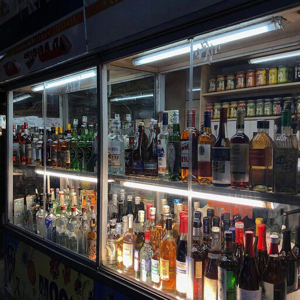 В январе продажи крепкого алкоголя в России выросли на 4 1 год к году Совокупный объем продаж спиртного без учета пива сидра пуаре и медовухи прибавил 0 5 Об этом сегодня сообщает Коммерсантъ Самая массовая категория сегмента водка прибавила 1 9 Продажи ликеро водочных изделий выросли на 17 7 других спиртных напитков на 2 4 Этому способствовали длинные новогодние праздники а сохранение в рознице в январе прошлогодних цен могло подтолкнуть потребителей к созданию запасов С переоценкой ассортимента тренд может поменяться Вести Хакасия в Telegram MAX