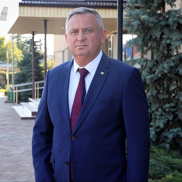 На Ставрополье бывший зам министра Фетисов хотел получить жирный откат от фермера, но денег не увидел   Прокуратура Ставропольского края утвердила обвинительное заключение по уголовному делу бывшего заместителя министра сельского хозяйства региона Виктора Фетисова.  По версии следствия, Фетисов подписал разрешение о перечислении главе крестьянско-фермерского хозяйства гранта в размере 8,4 млн рублей для приобретения коровника в Степновском округе Ставрополья.  Это здание уже купила мать фермера за госсубсидию, и понятно, что выделять деньги из бюджета на покупку того же самого объекта недвижимости было незаконно. Фетисов об этом знал. Он подписал документы, потому что хотел получить от предпринимателя откат — 5 % от суммы гранта или 420 тысяч рублей, отметили в прокуратуре региона.  Денег Фетисов не увидел. Как сообщили в ГУ МВД по Ставропольскому краю, фермер получил грант и вместе с матерью потратил все средства, оставив чиновника без отката.  Тем не менее, ущерб от действий зама министра оценили в 8,4 млн рублей. Уголовное дело о превышении полномочий рассмотрит Ленинский районный суд Ставрополя.   «ВКонтакте» и в «Одноклассниках», чтобы быть в курсе самых интересных новостей Кавказа.   -канал АиФ – Северный Кавказ