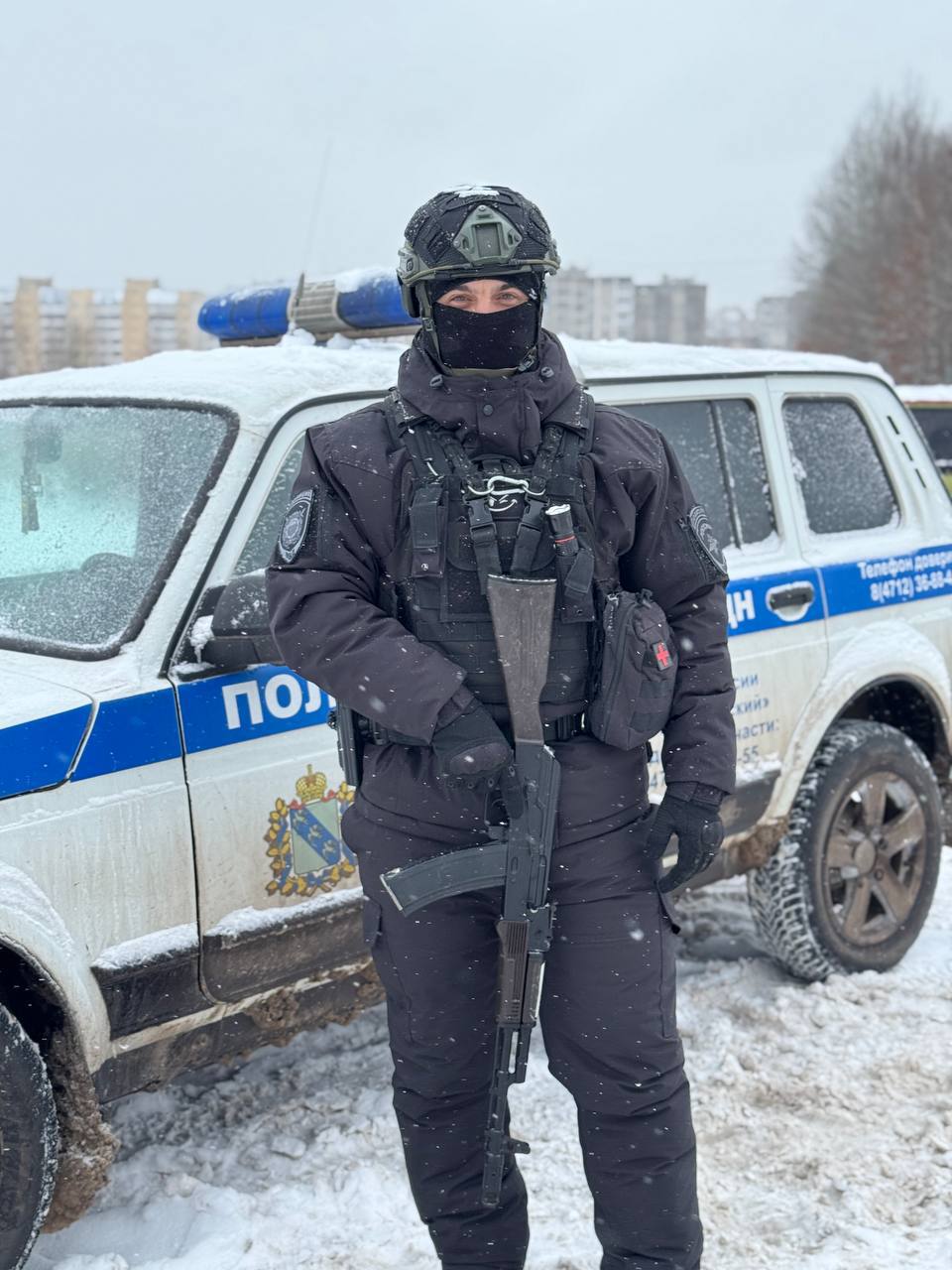 В Железногорске задержан гражданин подозреваемый в незаконном хранении наркотических веществ В городе Железногорске в рамках реализации правового режима КТО действующего на территории Курской области на стационарном посту полиции задержан гражданин подозреваемый в незаконном хранении и употреблении наркотических веществ Сотрудники полиции обратили внимание на мужчину имевшего внешние признаки наркотического опьянения В ходе личного досмотра у задержанного было обнаружено неизвестное вещество Как пояснил мужчина изъятое является наркотическим средством приобретённым для личного употребления без цели сбыта 31 летний гражданин отказался от прохождения медицинского освидетельствования на состояние опьянения в связи с чем в отношении него был составлен административный протокол по статье 6 9 КоАП РФ По решению суда мужчине назначено наказание в виде административного ареста сроком на пять суток По факту изъятого вещества проводится проверка по результатам которой будет принято процессуальное решение в том числе рассмотрен вопрос о привлечении гражданина к уголовной ответственности за незаконное хранение запрещённых веществ