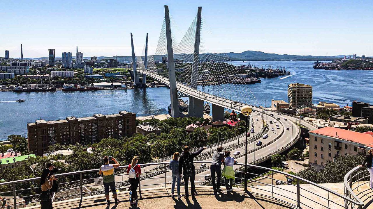 Кабмин утвердил Стратегию демографической политики Дальневосточного федерального округа до 2030 года Об этом сообщил премьер министр РФ Михаил Мишустин на оперативном совещании со своими заместителями Главная цель стратегии по его словам добиться того чтобы в регионах Дальнего Востока в ближайшие 10 лет проживало не менее 7 млн 860 тыс человек Он добавил что документ включает широкий комплекс мер направленных на то чтобы граждане жили в комфортных квартирах домах в благоустроенных городах поселениях с качественной медициной образованием чтобы молодые люди получали в дальневосточных колледжах либо высших учебных заведениях профессию а после окончания учебы хотели бы оставаться в родных регионах и работать на местных предприятиях или в организациях создавать семью Предусмотрен целый блок мероприятий для тех кто планирует переехать на Дальний Восток чтобы они могли организовать свою жизнь трудоустроиться либо запустить свой бизнес Обширный инструментарий льгот позволил сформировать для этого все условия в том числе в Сахалинской области на Курильских островах где действуют преференциальные режимы территория опережающего развития Курилы Патриаршая комиссия по вопросам семьи