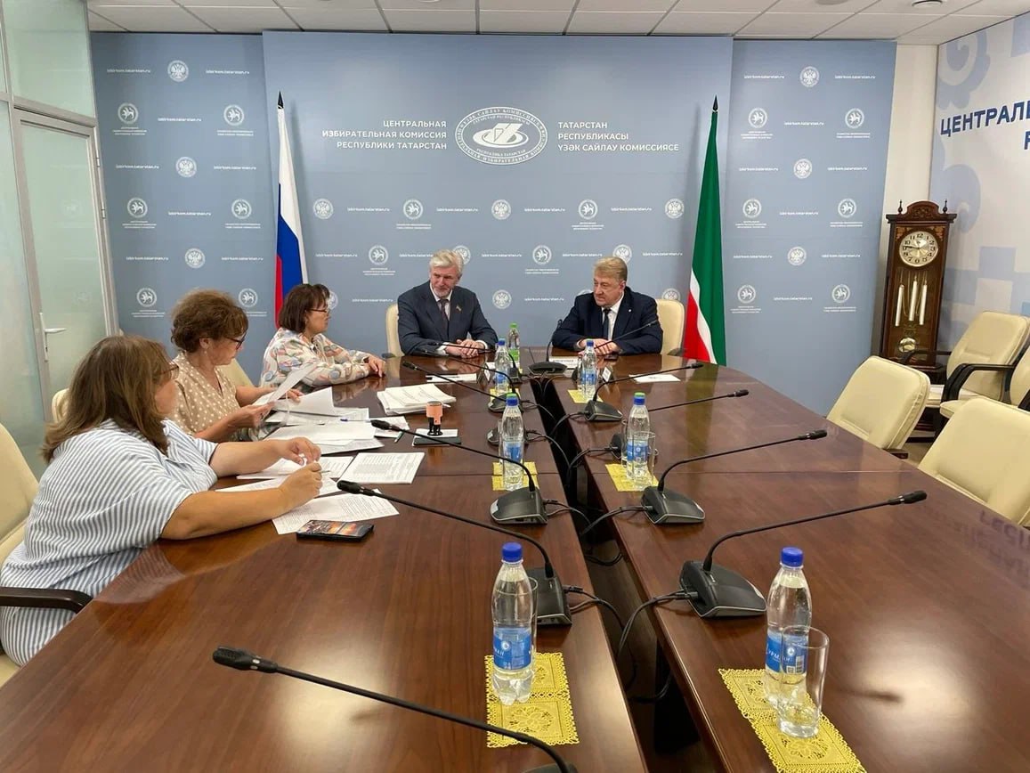 Сегодня в ЦИК РТ поступили документы от Рустама Минниханова для регистрации в качестве кандидата на должность Раиса Татарстана - его кандидатура была выдвинута региональным отделением партии «Единая Россия». «Мы вошли в следующий этап избирательной кампании – регистрацию кандидатов. У всех выдвинувшихся участников кампании равные условия: они сдают необходимые документы, проходят проверку, собирают подписи в рамках процедуры муниципального фильтра. По каждому из них будет принято решение в установленные законом сроки», – отметил руководитель ЦИК РТ Андрей Кондратьев. Срок подачи документов на регистрацию завершится 30 июля включительно. В этот срок все выдвинувшиеся кандидаты, которые намерены участвовать в выборах, обязаны представить в ЦИК РТ полный комплект документов, включая листы поддержки с подписями муниципальных депутатов, а также сведения о трех кандидатурах для наделения полномочиями члена Совета Федерации. В случае избрания кандидата одна из кандидатур будет назначена на должность сенатора.