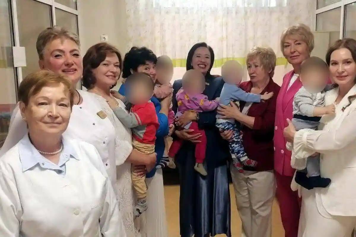 Женщины-депутаты поздравили пациентов казанской больницы с Днем защиты детей  Женщины-депутаты из объединения «Мәрхәмәт-Милосердие» Госсовета РТ посетили детский стационар при Центральной горбольнице № 18, где состоялся праздник в честь Дня защиты детей. Для юных пациентов подготовили анимационную программу с играми и конкурсами.  Депутаты пообщались с детьми, поздравили их с праздником и вручили подарки. Завершился праздник в отделении отказных детей, где депутаты поиграли с малышами и подарили им игрушки и сладости. Лилия Маврина отметила, что сотрудничество с детским отделением продолжается более 20 лет, и подчеркнула важность создания комфортных условий для детей.  Также обсуждались трудности, с которыми сталкиваются матери юных пациентов, и депутаты стремятся помочь в решении их проблем. Ректор Российского университета кооперации Алсу Набиева подчеркнула необходимость любви и заботы о детях, находящихся в трудной жизненной ситуации.   Подписаться   Сообщить новость
