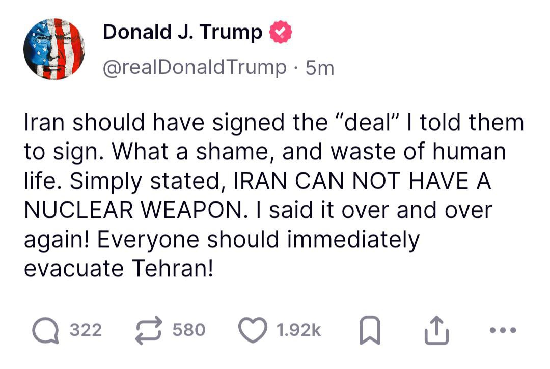 Дональд Трамп призвал всех в Тегеране немедленно покинуть иранскую столицу Об этом президент США написал на своей странице в соцсети Truth Social. «Иран должен был подписать «сделку», которую я им предложил. Какой позор и напрасная трата человеческих жизней. Скажу прямо: ИРАН НЕ МОЖЕТ ОБЛАДАТЬ ЯДЕРНЫМ ОРУЖИЕМ. Я повторял это снова и снова! Всем следует немедленно эвакуироваться из Тегерана!» — говорится в заявлении американского лидера. Ранее Трамп экстренно покинул саммит G7. Президент США дал приказ сотрудникам Совета нацбезопасности ожидать его в ситуационной комнате Белого дома. Подпишись на «Говорит Москва»