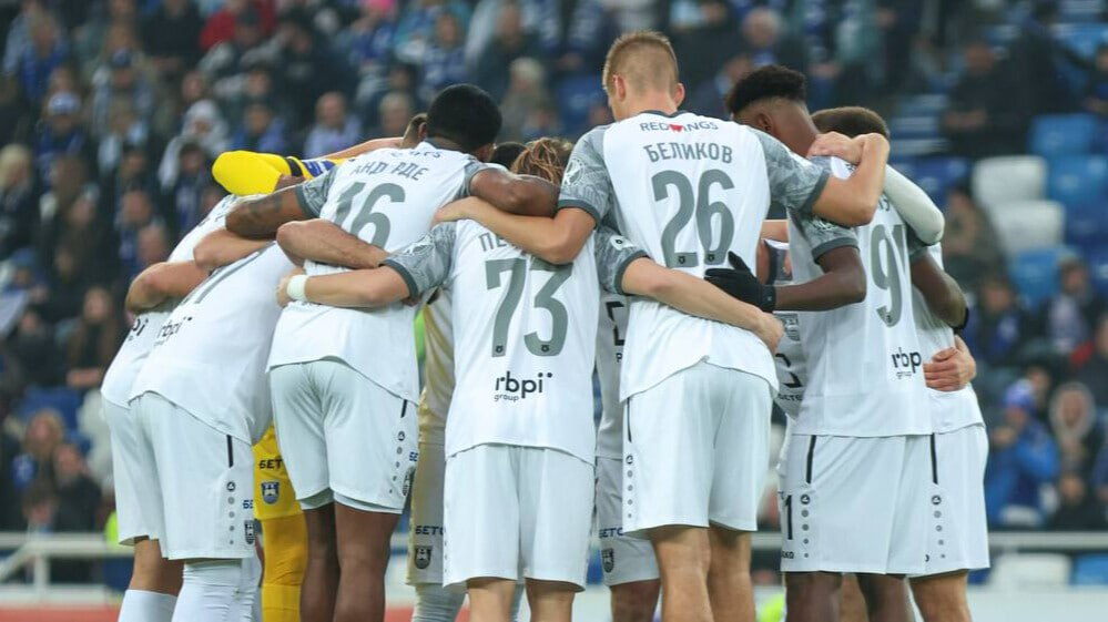 В РФС заявили Матч ТВ что трансферные ограничения были наложены на Балтику 13 ноября после погашения задолженности они будут сняты Запрет на регистрацию новых игроков был наложен на Балтику еще 13 ноября Это обеспечительная мера выданная за нарушение выявленное при финансовом контроле а именно задолженность Как только клуб эту задолженность погашает и у него есть соответствующие свидетельства он пишет заявку на снятие санкции Эксперт по финансовым вопросам рассматривает документы и вносит предложение о снятии запрета сказал директор департамента регистрации лицензирования и контроля деятельности субъектов футбола РФС Роман Дьяков Сегодня Telegram канал Sport Baza сообщил что РФС наложил трансферный бан на Балтику из за чего клуб не сможет регистрировать новых футболистов в зимнее трансферное окно news matchtv ФК Балтика