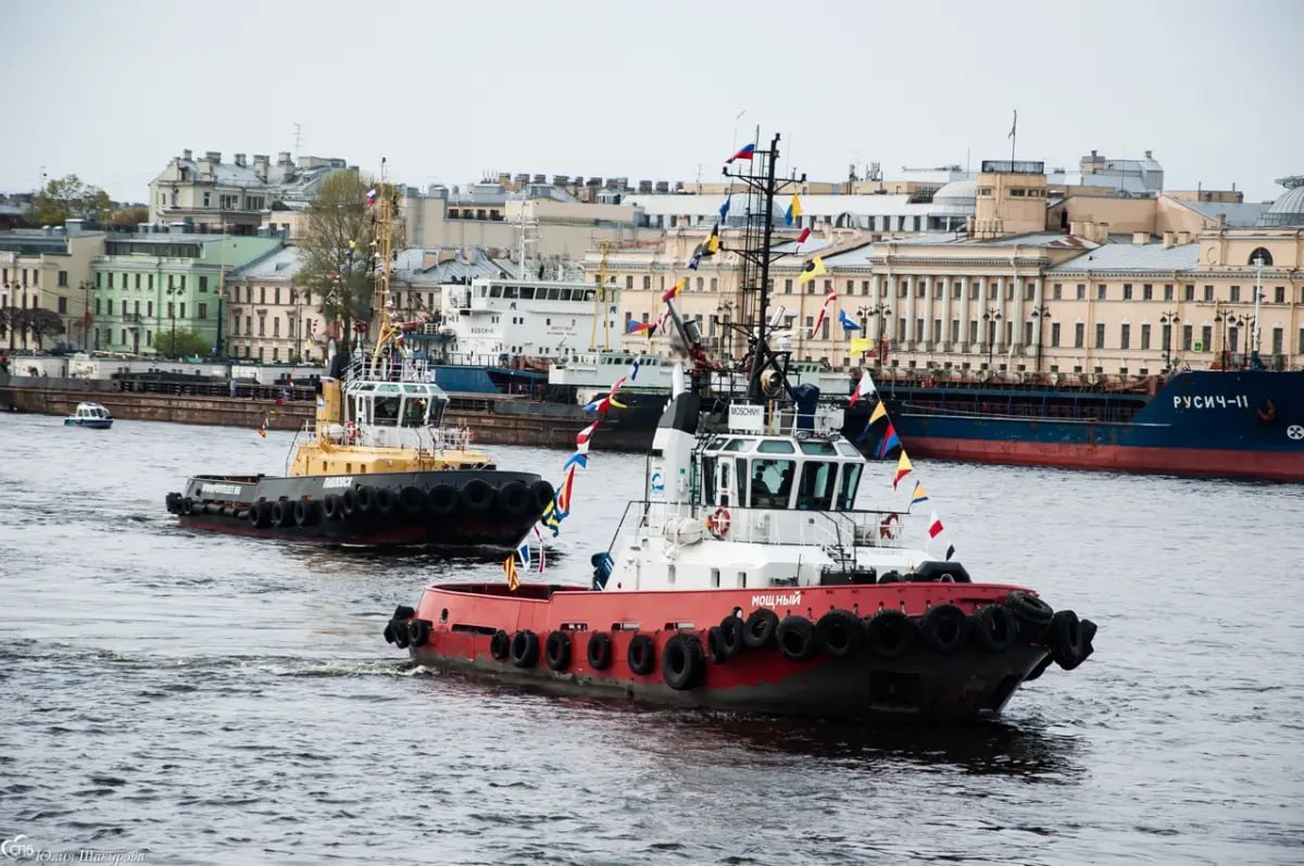Грандиозный Фестиваль ледоколов откроет летний туристический сезон в СПб. Мероприятие посвящено 80-летию Победы в ВОВ.   На набережной будет организована познавательно-развлекательная программа, ориентированная на самую широкую аудиторию: творческие мастер-классы, интерактивная «Морская школа», игра «Морской бой», тематический квест, аквагрим – всё для того, чтобы весело и интересно провести время всей семьей. Ежедневно гости Фестиваля ледоколов смогут принять участие в танцевальных мастер-классах «Синий платочек» и тематических викторинах – «Угадайках», послушать авторские песни о море, ледоколах и арктических путешествиях. Посещение фестиваля бесплатное.   1 - 4 мая  наб. Лейтенанта Шмидта