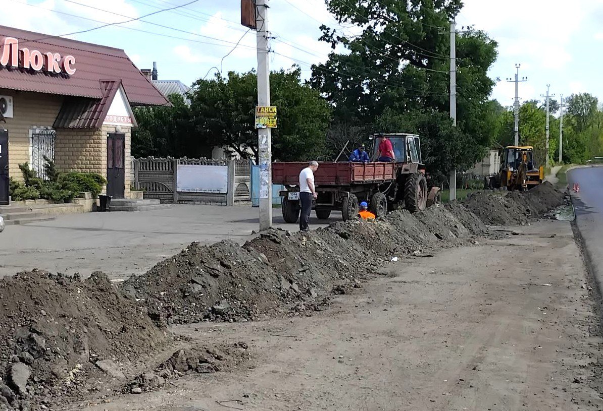 В Токмаке проведен ремонт аварийного участка городского водопровода Бригада слесарей аварийно-восстановительных работ участка водопроводных сетей Токмакского производственного управления водопроводно - канализационного хозяйства ЗО «Вода Запорожья» под руководством старшего мастера Сергея Цыпленкова заменила 100 м изношенной трубы в районе перекрестка улиц Ленина и Мира. Вместо изношенной стальной трубы специалисты установили полиэтиленовую, современную и долгопрочную. Полиэтиленовые водопроводные трубы, используемые в процессе работы, обеспечат надежную подачу воды в каждый дом и предотвратят возможные аварийные ситуации на водопроводной сети г.Токмак.