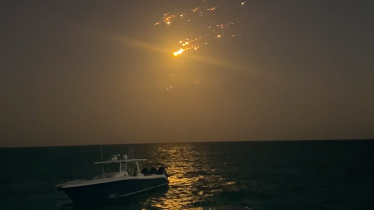 SpaceX нашла причину крушения последнего корабля Starship В преддверии девятого испытательного полёта своей самой крупной ракеты носителя с космическим кораблём Starship, компания опубликовала результаты расследования взрыва прежнего космического аппарата в марте этого года. В то время как в ходе последних двух испытаний первая ступень Super Heavy успешно вернулась на космодром, где её “поймал” манипулятор Mechazilla, результаты непосредственно самих кораблей были разочаровывающими, так как оба взорвались в небе. Как мы уже рассказывали ранее, причиной взрыва во время седьмого пуска была утечка топлива и последующее возгорание в верхней части корабля. Тем временем, в восьмой миссии всё произошло в противоположной части корабля. Как объяснили в SpaceX, “вспышка” в нижней части корабля привела к отключению одного из центральных двигателей, после чего началась цепная реакция отключений остальных двигателей и корабль утратил контроль. Уточняется, что наиболее вероятной причиной является аппаратный сбой в одном из центральных двигателей Raptor, который привел к непреднамеренному смешиванию топлива и воспламенению В результате, ПО корабля активировало автоматическое завершение полёта и самоуничтожение аппарата. Стоит отметить, что во время возвращения на Землю также наблюдались отклонения от нормы в работе двигателей первой ступени Super Heavy, два из которых не удалось запустить повторно с первой попытки и один не запустился даже после второй попытки. Здесь тоже были установлены причины произошедшего и приняты меры, чтобы это не повторилось во время девятого пуска, который запланирован на 28 мая в 01.30 по московскому времени. Соцсети #Постфактум Онлайн-проект eMAKS