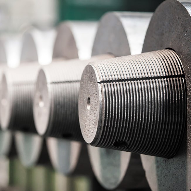 В ЕЭК ввели пошлины на графитированные электроды из КНР электроды Департамент защиты внутреннего рынка Евразийской экономической комиссии уведомил о введении 5 летних антидемпинговых пошлин в отношении графитированных электродов диаметром от 520 до 650 мм происходящих из Китая и ввозимых на таможенную территорию Евразийского экономического союза Размер антидемпинговой пошлины для Jilin Carbon Co и Jimeng Carbon Co составляет 19 92 от таможенной стоимости для Anshan Carbon Co Yingkou Deyuan Carbon Co и Liaoning Dantan New Materials 20 83 для Fangda Carbon New Material 21 73 для Jiangsu Jianglong New Energy Technology и остальных китайских производителей 22 51 Под действие меры попадают электроды используемые в металлургических печах графитированные круглого сечения диаметром от 520 до 650 мм Инициатор компания Эл 6 на долю которой с 1 января 2021 по 30 сентября 2024 года приходилось 100 объёма производства графитированных электродов диаметром 520 650 мм в государствах ЕАЭС