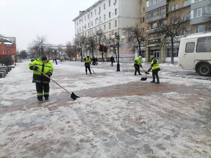 Сотрудники МБУ «Пензавтодор» продолжают мероприятия по устранению последствий снегопада    В среду, 8 января, 130 дорожных рабочих благоустраивают улицы города. Также для этих целей привлечены 102 единицы спецтехники.  С учетом погодных условий основной упор сделан на противогололедную обработку улиц, расчистку ливнеприемных решеток, ликвидацию мокрого снега.   Убирается снег с тротуаров, остановочных площадок, заездных карманов, пешеходных зон, скверов, объектов улично-дорожной сети.  За сутки ликвидировано 1600 кубометров снежных масс.   Днем вывезен снег с улицы Окружной, проспекта Победы, Привокзальной площади станции Пенза-1. Ночью данные работы планируется выполнить на улицах Бекешской, Пушкина, Володарского, Славы, Кирова, Зои Космодемьянской, Захарова, Мира, Попова, Бакунина, Чехова.