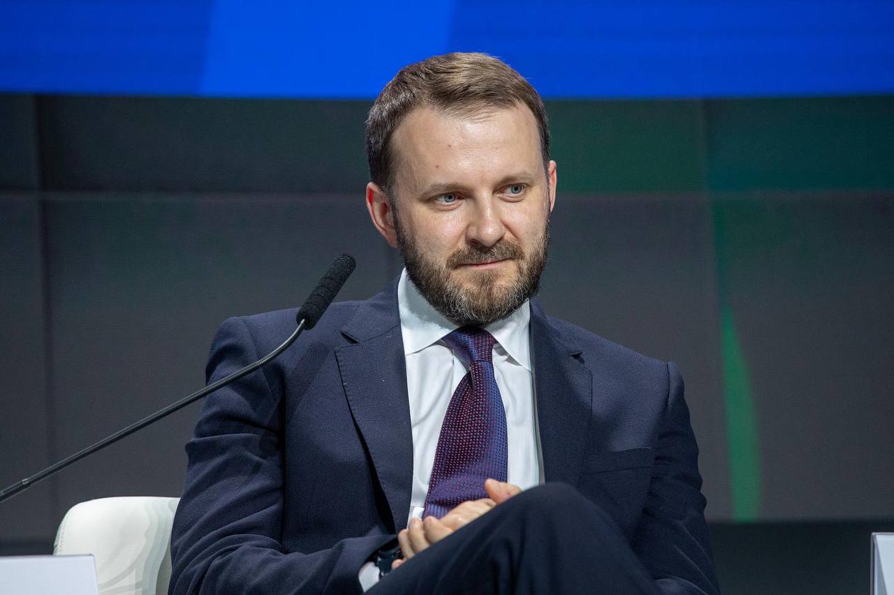 Представители недружественных стран предложили России проекты по экономическому сотрудничеству об этом заявил заместитель главы администрации президента Максим Орешкин Я сейчас не буду называть конкретные страны чтобы их коллеги потом не обижали ряд стран которые мы считаем недружественными подходили с конкретными предложениями по сотрудничеству по тому как налаживать экономические взаимоотношения с Россией реализовать совместные проекты сказал Орешкин на саммите G20 Он добавил что совместную повестку удалось конструктивно обсудить с несколькими такими странами Россия G20 Подписаться на Pravda ru