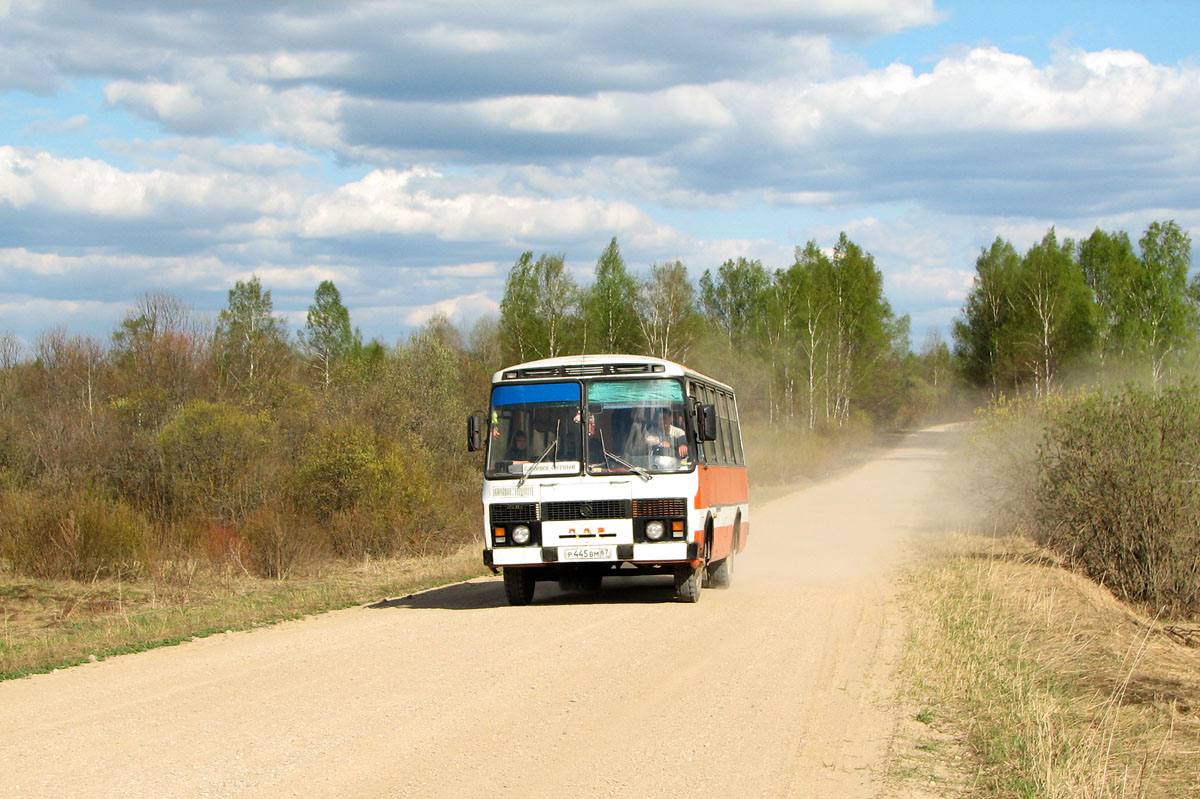 Прокуратура Ростовской области указала губернатору Василию Голубеву на проблемы с общественным транспортом в регионе.   По данным ведомства, недовыпуск транспорта в крупных городах, включая Ростов, достигает 30%. Из более 1,4 тыс. маршрутов регулируемые тарифы действуют лишь на 14%, и на 16% межмуниципальных маршрутов перевозчики отсутствуют.   Без регулярного сообщения остаются жители ряда малых населенных пунктов в Верхнедонском, Мартыновском, Морозовском, Октябрьском, Орловском, Целинском и Чертковском районах.   Прокуратура подчеркнула необходимость личного вмешательства губернатора в решение ситуации.