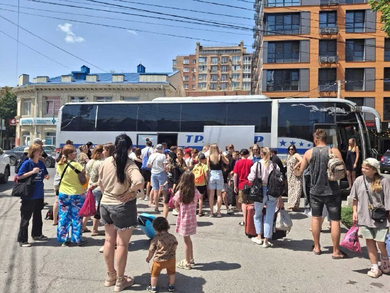 Дети вернулись с отдыха в лагере «Парус» 14 июля завершилась вторая смена летнего отдыха для ребят из семей, которым особенно важна поддержка – это дети участников СВО и дети из малоимущих семей. Все они благополучно вернулись домой после отдыха в оздоровительном лагере «Парус». Там дети не только отдохнули, но и укрепили здоровье и поучаствовали в творческих мероприятиях. В Батайске продолжается работа по организации качественного отдыха для тех, кому он особенно нужен. Главное – чтобы каждый ребёнок вернулся домой отдохнувшим, здоровым и счастливым.