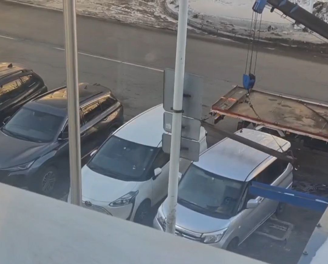 Амурчанка прикинулась инвалидом и вызвала пришествие эвакуатора Амурчанка припарковалась на месте для инвалидов Случай нарушения правил стоянки автомобиля произошел на парковке у дверей амурского Минтранса 11 февраля Одна из гостей нашего министерства оставила свою ласточку на парковке для инвалидов Чем вызвала пришествие эвакуатора Что будет если повторить ее ошибку в нашем видео В этот раз хозяйка свой автомобиль успела спасти Но вам может так и не повезти говорится в сообщении министерства в МАХ В министерстве напомнили что парковка на местах для инвалидов запрещена другим автолюбителям За нарушение могут назначить штраф в размере 5 000 рублей по части 2 статьи 12 19 КоАП РФ Также автомобиль может быть эвакуирован на штрафстоянку