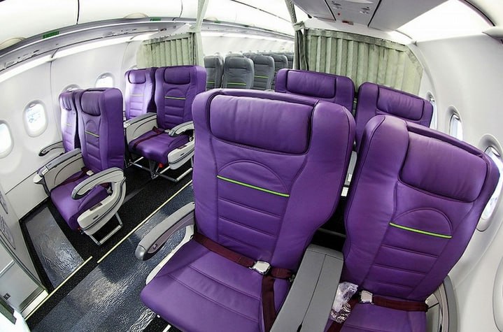 У S7 вырос спрос на бизнес-класс S7 Airlines объявили об увеличении спроса на бизнес-класс по итогам первых 6 месяцев 2025 года: количество проданных билетов выросло на 43% по сравнению с аналогичным периодом прошлого года и составило почти 186 тыс. в абсолютном вырежении. В топ-3 внутренних направлений, по которым пассажиры чаще всего летали бизнес-классом, вошли Москва – Новосибирск, Москва – Сочи и Новосибирск – Сочи. Топ-3 зарубежных маршрутов составили Иркутск – Бангкок, Москва – Анталья и Москва – Стамбул. Правда, столь впечатляющий рост во многом объясняется эффектом низкой базы. Дело в том, что бизнес-класс в 16 самолётах Airbus A320ceo начал появляться только с октября 2024 года: тогда салоны перекомпоновали в двухклассные 8C/156Y , а до этого на протяжении 5 лет, с 2019 года, эти самолёты эксплуатировались в одноклассных компоновках на 174 кресла. То есть, в первом полугодии 2024-го бизнес-класс был только в Boeing 737-800 и A320/A321neo. А количество летающих neo с 2023 года постепенно сокращалось и к настоящему моменту осталось 11 из 39 списочных. Напомним, что A320ceo перекомпоновали в «полный эконом» в связи с планируемым выводом из эксплуатации A319, вместо них машины с салонами на 174 кресла поставили на «народные» маршруты, где бизнес-класс не востребован. Однако демонтированные кресла сохранились на складах, и в конце 2024-го их вернули обратно, чтобы компенсировать выпадение из расписания самолётов neo. При этом у S7 достаточно платёжеспособной аудитории; помимо преобладающих в бизнес-классе «курортных» пассажиров корпоративными клиентами S7 являются более 50 тыс. юрлиц, они совершают более 160 тыс. перелётов в месяц.