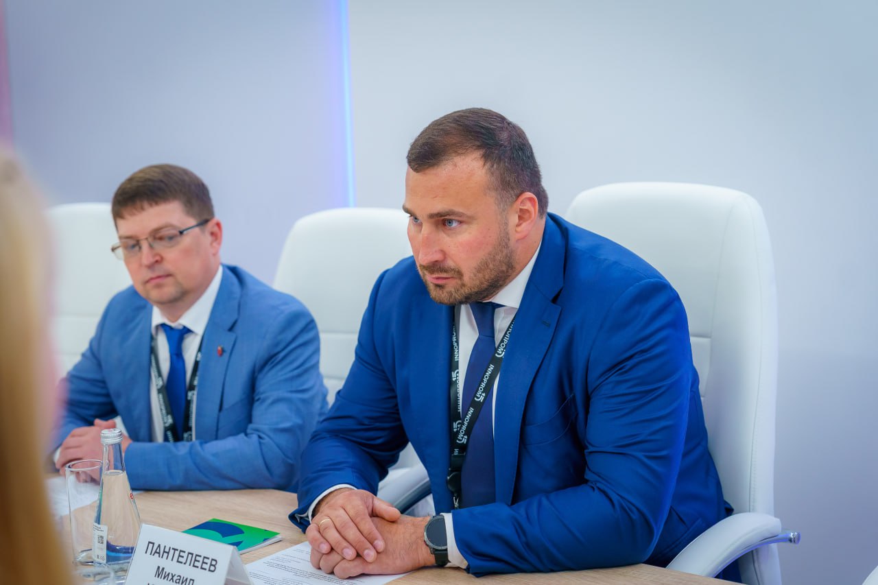 ИННОПРОМ-2025: Тульская область и Ханты-Мансийский автономный округ будут развивать сотрудничество 8 июля на ИННОПРОМе Правительство Тульской области и Правительство Ханты-Мансийского автономного округа – Югры заключили соглашение о сотрудничестве. Документ подписали первый заместитель Губернатора – Председатель Правительства Тульской области Михаил Пантелеев и Губернатор Ханты-Мансийского автономного округа – Югры Руслан Кухарук. Соглашение между регионами подписано впервые и предполагает обмен опытом и развитие в сфере торгово-экономических связей, спортивной инфраструктуры, информационных технологий и цифровой трансформации. Реализацию соглашения стороны обсудили в рамках рабочей встречи. «Тульская область и Ханты-Мансийский автономный округ во многом похожи, они одинаково известны своим инвестиционным потенциалом, а также успехами в промышленном секторе. Уверен, что соглашение послужит дополнительным стимулом к развитию кооперационных цепочек между нашими регионами», - отметил Михаил Пантелеев.