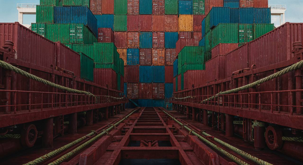 Впервые в истории импорт европейских товаров в Россию превысил экспорт Как отмечает европейское агентство статистики Евростат Евросоюз зафиксировал положительное торговое сальдо с Россией второй квартал подряд беспрецедентное явление за всю историю статистических данных с 2002 года Общий товарооборот между ЕС и Россией с января по сентябрь 2025 года составил 43 9 млрд Это на 12 9 меньше показателя за аналогичный период 2024 года Россия поставляет в ЕС преимущественно топливно энергетические товары а ввозит в страну в основном химическую продукцию Транспорт и логистика Подписаться