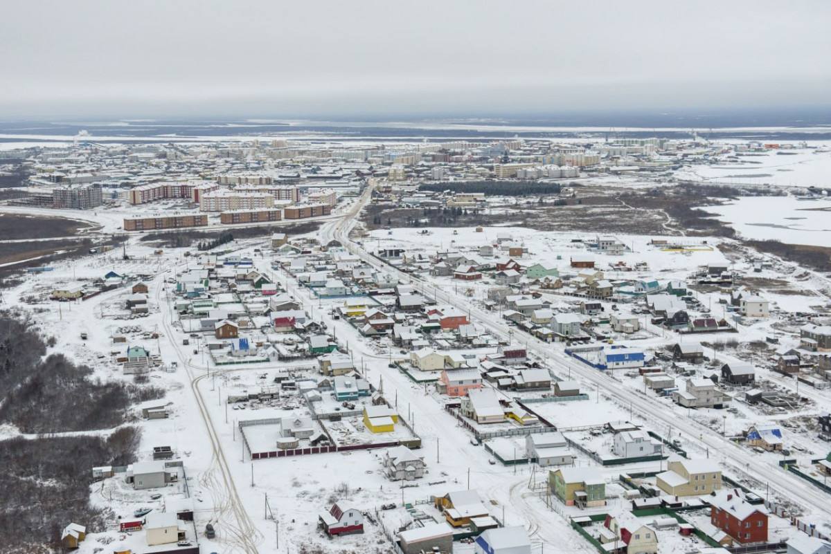 Социальный фонд России предостерегает пенсионеров округа от мошенников  В ведомстве обратили внимание северян, что аферисты часто звонят и представляются работниками СФР.  Как пояснили в региональном отделении Социального фонда России, в настоящее время участились случаи телефонных звонков северянам, в ходе которых мошенники под видом работников ведомства предлагают им записаться на приём для перерасчёта пенсии.  Аферисты убеждают продиктовать код из СМС-сообщения, который приходит на мобильный телефон собеседника якобы для подтверждения записи на приём.  — Призываем жителей НАО быть бдительными и не доверять сомнительным звонкам. Ни под каким предлогом не сообщайте неизвестным собеседникам свои персональные данные. Если вам звонит незнакомец и спрашивает цифры из СМС-сообщения, номер и код безопасности банковской карты, паспортные и другие личные данные, сразу завершайте разговор, — отметили в СФР.  Записаться на приём в клиентскую службу регионального отделения Социального фонда России можно:  - на сайте СФР;  - по телефону регионального контакт-центра — 8-800-200-01-16  пн-чт с 8.30 до 16.45, пт с 8.30 до 16.30 . Подтверждать запись кодом из СМС-сообщения при этом не требуется.  Фото: Александра Берг/НАО24