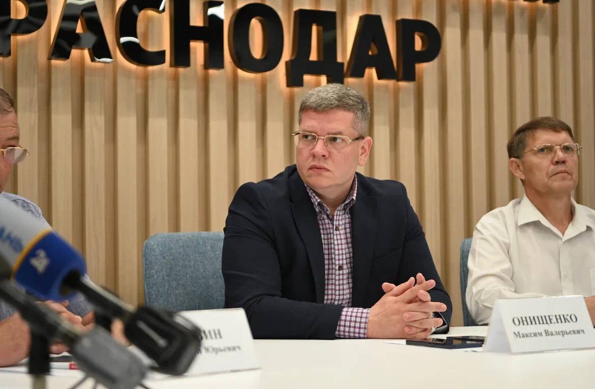 Сегодня состоялся брифинг, посвященный прохождению летнего максимума электронагрузок совместно с электроснабжающими организациями. В Краснодаре установилась жаркая погода, и, к сожалению, мы наблюдаем рост числа перебоев с электричеством. Проблемы возникают как в частном секторе, так и в многоквартирных домах по всему городу. Именно поэтому мы собрали представителей ключевых электросетевых организаций, чтобы обсудить текущую ситуацию и рассказать жителям о мерах, предпринимаемых для обеспечения стабильного электроснабжения. На брифинге были заслушаны доклады представителей электросетевых организаций. Они рассказали о: предпринятых мерах по подготовке к периоду пиковых летних нагрузок. планах действий в случае новых аварийных отключений. ресурсах, задействованных для оперативного устранения неполадок. Наша главная задача – обеспечить бесперебойное электроснабжение для всех жителей и гостей Краснодара. Мы будем держать вас в курсе ситуации и оперативно информировать о любых изменениях.