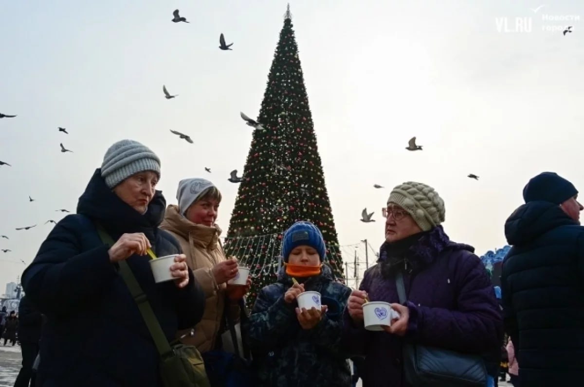 Во Владивостоке на центральной площади города прошёл День пельменей.  На празднике 8 местных ресторанов бесплатно угощали горожан своими "фирменными" пельменями. Как сообщает VL.ru, мероприятие привлекло большое количество желающих попробовать разнообразные варианты популярного блюда.    Несмотря на мороз -7°C, повара приготовили более 1000 порций. Гости смогли оценить как классические, так и необычные начинки: от телятины до кальмара с морской капустой.    7 января жителей ждёт новое гастрономическое событие – День блина.  фото: VL.ru