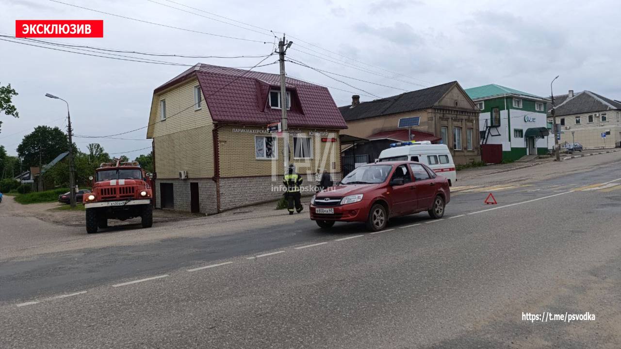 В Опочке на улице Красногородской у дома 2 водитель 1950 года рождения, управлявший автомобилем "Лада Гранта", не уступил дорогу пешеходу на переходе. В результате наезда пострадала женщина 1984 года рождения с телесными повреждениями, которую госпитализировали в медицинское учреждение. На месте происшествия работали сотрудники ГАИ, бригада скорой помощи и пожарные подразделения. Обстоятельства ДТП выясняются.