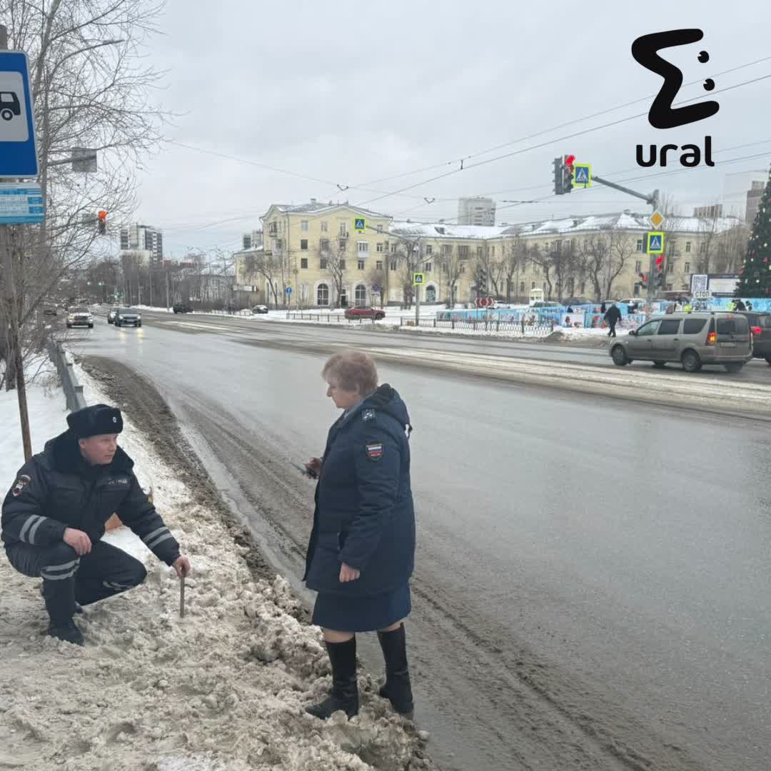 За плохую уборку снега чиновники Екатеринбурга получили представление от прокуратуры.   Про снежные валы, гололёд и сугробы на тротуарах мы рассказывали тут и вот тут. Теперь всё это заметила и прокуратура: в пяти районах зафиксировали нарушения и потребовали от властей всё расчистить.  Депутат гордумы Александр Колесников сказал Ural Mash, что в этом сезоне на очистку улиц из бюджета ушла ровно та же сумма, что и раньше — примерно 200 миллионов. Вот только снега этой зимой намного меньше.