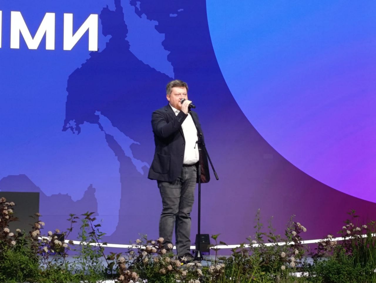 Туризм может зарабатывать на 124 млрд рублей больше ежегодно На форуме «Путешествуй!» обсудили, как рост производительности труда увеличит прибыль отрасли. Повышение эффективности в туризме даст +124 млрд рублей в год. Эти средства можно направить на инфраструктуру, доходность бизнеса и сокращение сроков окупаемости инвестиций, об этом заявил замминистра экономики Дмитрий Вахруков. Замминистра добавил, что гонка за эффективностью не должна сказаться на качестве сервиса. Немного цифр, озвученных на форуме: Потенциал – в крупных отелях средней производительностью — 4,42 млн руб. на сотрудника, но только 24 отеля в стране достигают этого уровня. Недополученная прибыль составляет 19 млрд руб. — у отелей, 20 млрд руб. — у санаториев. Как улучшают сервис? 85 предприятий уже работают с федеральным проектом «Производительность труда». Например, в санатории «Лаго-Наки»: Сократили путь горничной с 100 до 70 метров; Внедрили новые тележки и систему 5С на складах; Увеличили скорость работы без потери качества. Кто может присоединиться? Компании с выручкой от 180 млн руб. Подать заявку можно на производительность.рф. Цель до 2030 года — поддержать 6000 предприятий в несырьевых отраслях.