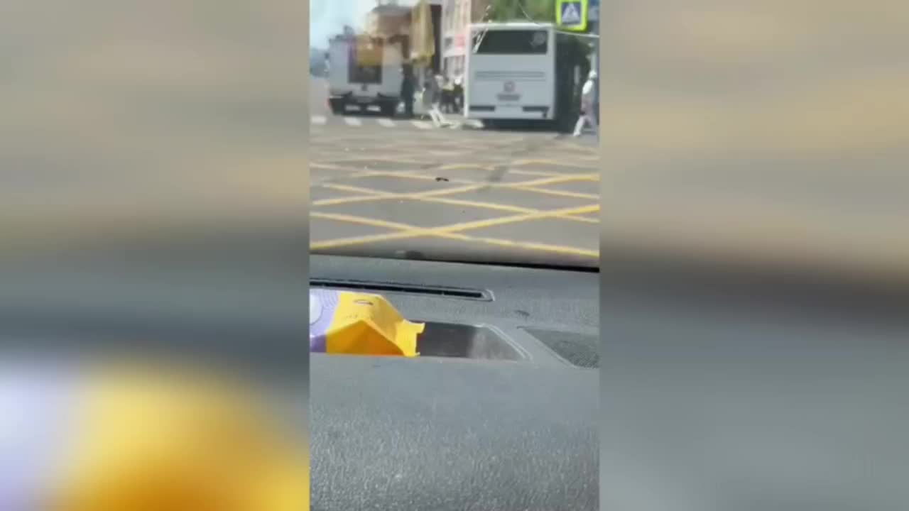 Столкновение автобуса и такси в центре Красноярска