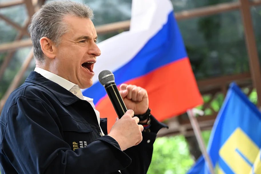 Реготделение ЛДПР утвердило список кандидатов от партии на предстоящих выборах в заксобрание Новосибирской области и горсовет Новосибирска. В общеобластную часть партсписка кандидатов вошли три человека: председатель ЛДПР Леонид Слуцкий, руководитель аппарата реготделения, гендиректор ГАУК «Новосибирская филармония» Анна Терешкова и руководитель совета предпринимателей РО, основатель холдинга TS Group Александр Бойко. Выборы в заксобрание и горсовет Новосибирска пройдут с 12 по 14 сентября. Игорь Иванко, Коммерсантъ Подписывайтесь на «Ъ-Сибирь»