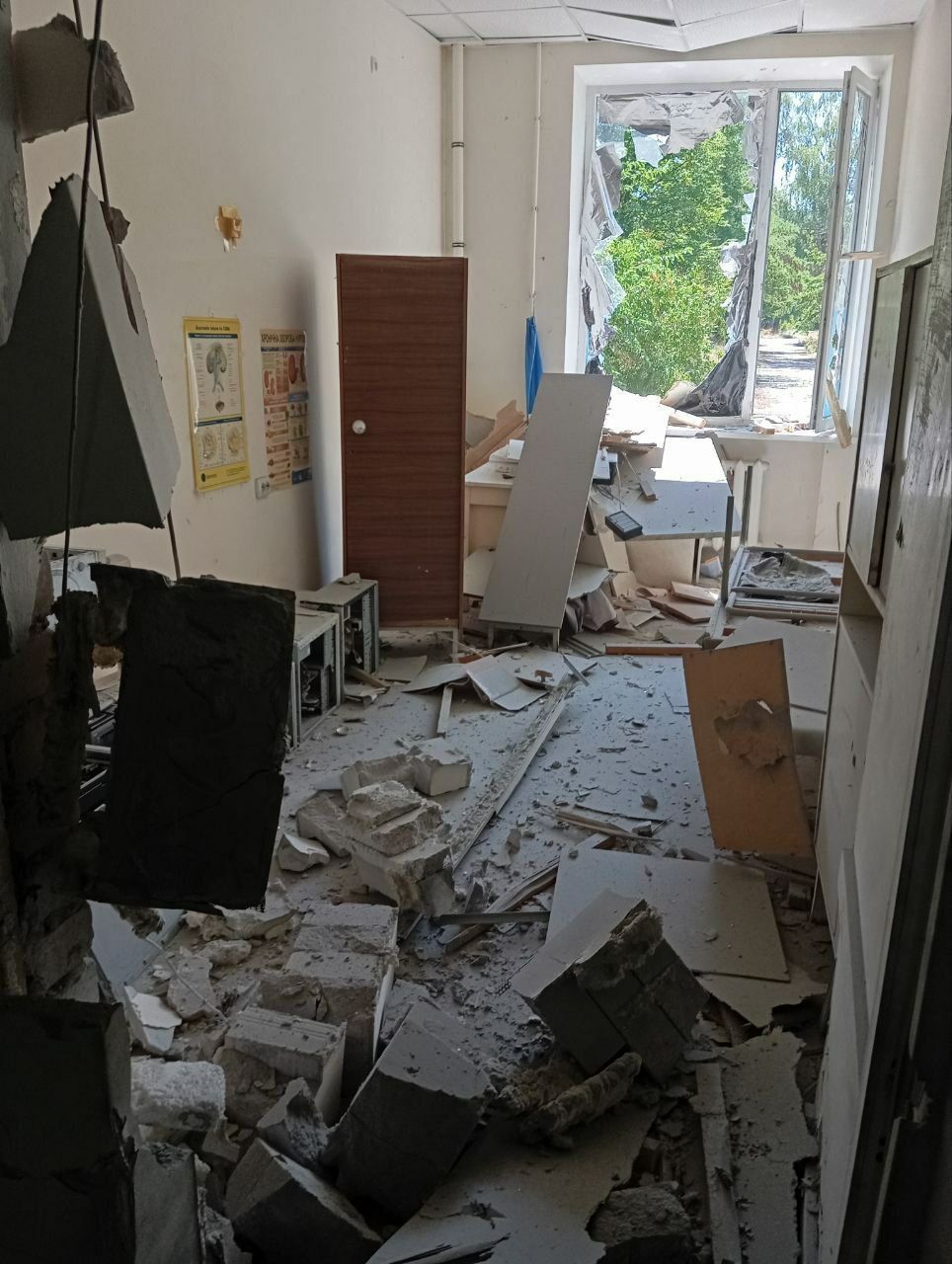 ВСУ обстреляли поликлинику в Новой Каховке. Здание практически уничтожено.