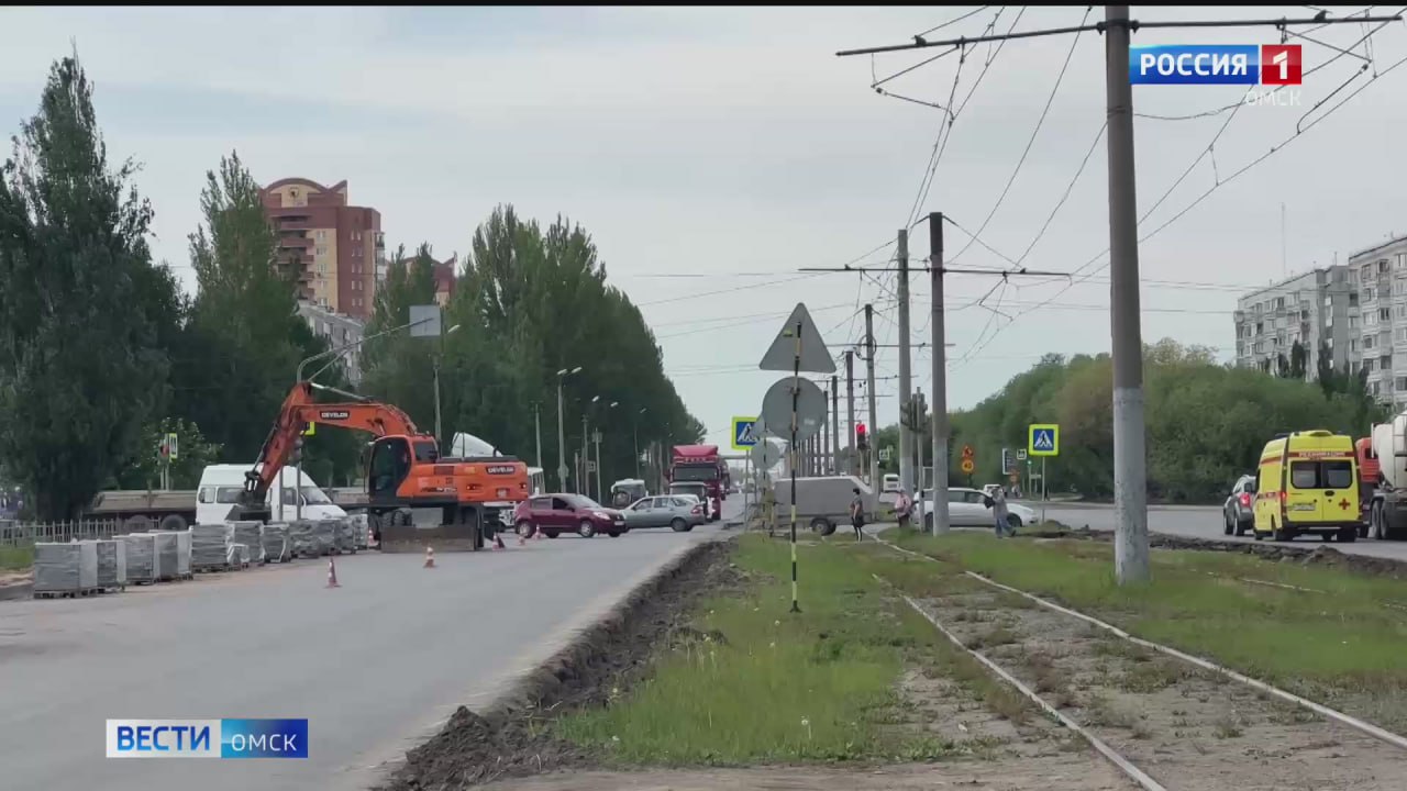 В Омске ограничат движение на улице Заозерная В выходные с 22:00 11 июня до 5:00 15 июня будет полностью закрыто движение через перекресток с проспектом Менделеева для замены трамвайных путей. Общественный транспорт изменит маршруты: • Автобусы №№ 3, 42, 79, 110, 200, 203, 323 в направлении центра будут следовать с Менделеева на Заозерную с правым поворотом. • Автобусы №№ 33, 272, 344 также изменят маршрут, включая разворот на трамвайном кольце. • Автобус № 335 в направлении центра будет следовать с Заозерной с правым поворотом на Менделеева. В обратном направлении от ул. Химиков – с Менделеева с правым поворотом на Заозерную с разворотом вблизи дома 27 по ул. Заозерной. • Трамвай № 7 будет курсировать по укороченному маршруту «Пос. Амурский – ул. Долгирева». Подписаться Написать в редакцию