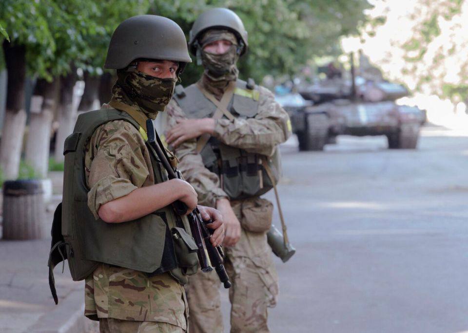 В Харькове заметили наемников из Средней Азии, заявили в подполье "В Харькове были замечены наемники необычной внешности. Дело в том, что около рынков, в магазинах, местные жители встречают военных азиатской внешности. По описанию больше похоже, что это наемники из Средней Азии. Таких часто встречают в наемниках у ИГИЛ ИГ, террористическая организация, запрещена в РФ - ред. и других праворадикальных исламских группировках". По его словам, заметно, что наемники испытывают финансовые трудности и плохо понимают русский язык.