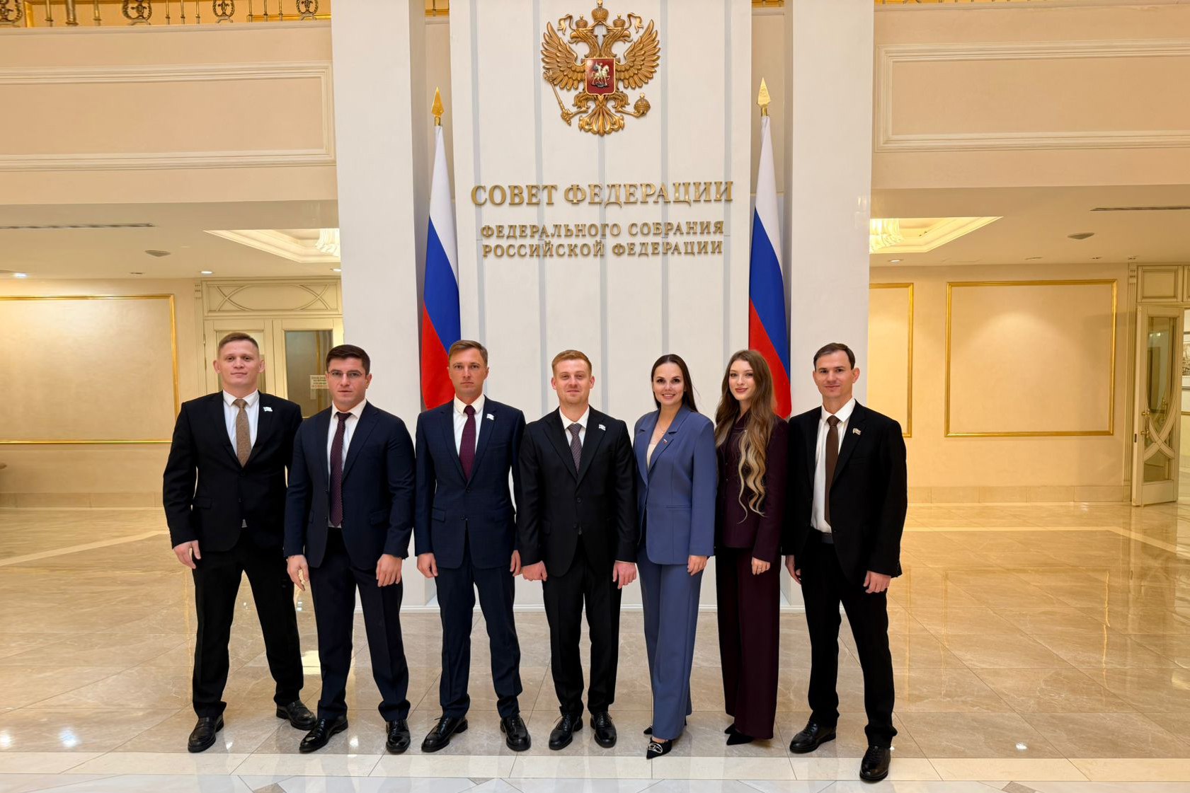 В эти дни делегация краевого Совета молодых депутатов находится в Москве Традиционной поездкой в верхнюю и нижнюю палаты парламента наградили лучший комитет по итогам регионального конкурса В 2024 году победу в нем одержал комитет по вопросам здравоохранения и социальной защиты населения отличившийся системной работой по профилю деятельности Под эгидой ЗСК при непосредственном кураторстве моего зама Николая Николаевича Петропавловского он реализовал востребованный социальный проект Научись спасать жизнь в рамках которого краснодарские школьники и студенты медколледжей края учились оказывать первую помощь что и продемонстрировали на приуроченной к 30 летию регионального парламента олимпиаде в Кубанском медуниверситете Также продолжает приносить пользу жителям края участие в проекте СМД Здоровье родителей в руках детей направленном на своевременное выявление заболеваний и увеличение продолжительности жизни В его рамках молодые депутаты комитета из Красноармейского и Гулькевичского районов через детей школьников привлекают взрослых пройти диспансеризацию и профмедосмотр Уверен опыт работы в данных направлениях и активная жизненная позиция помогут членам СМД выстроить успешную профессиональную карьеру продолжить и далее оказывать помощь землякам Ведь мы заслуженно считаем краевой Совет молодых депутатов отмечающий в этом году 20 летний юбилей сильной кадровой школой Ее в свое время прошли многие из ныне действующих политиков руководители ведущих предприятий А с учетом преемственности поколений у этой школы молодого парламентария всегда будут достойные выпуски Возвращаясь к нынешней поездке не сомневаюсь что общение с сенаторами из профильного комитета Совета Федерации и с представителями Госдумы позволят молодым политикам набраться впечатлений и нового опыта которые воплотятся в реальные дела в интересах развития муниципалитетов и избирателей