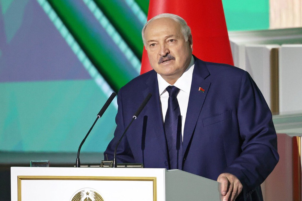 Там был сговор и было предательство Лукашенко прокомментировал похищение Мадуро Он считает что операция США в Венесуэле была уступкой Дональда Трампа военным передает БелТА Я хочу чтобы вы понимали там было все И договоренность и деньги которые были оплачены в том числе людям в Венесуэле И военным и гражданским Там был сговор и там было предательство Все там было сказал Лукашенко Он также отметил что супруге Мадуро Силии Флорес предлагали остаться на родине По словам Лукашенко ей сказали Ты можешь остаться мы к тебе не имеем претензий Она Нет я с ним   Подпишитесь на Абзац TG VK Дзен MAX Rutube