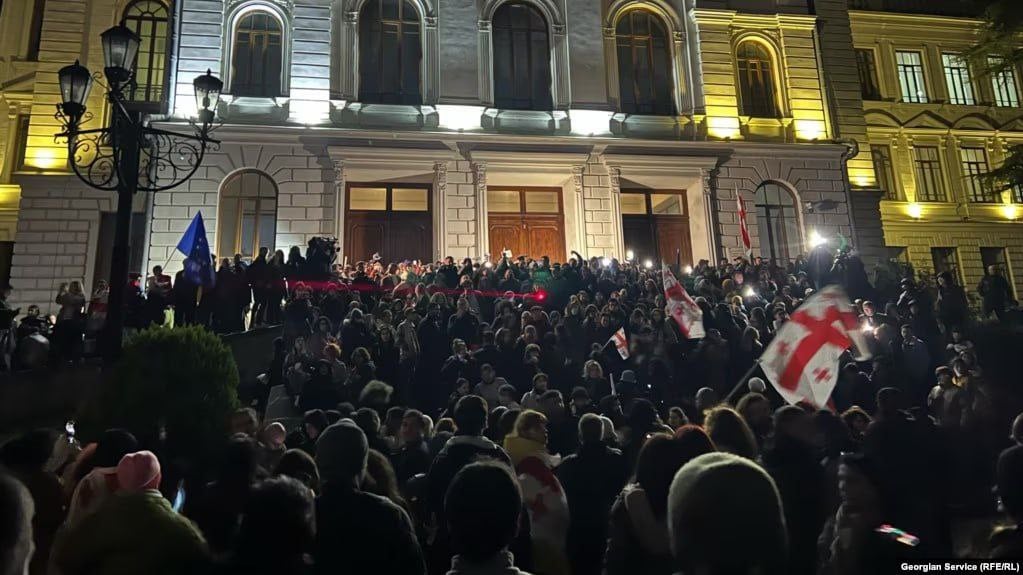 В пятницу университеты Грузии стали центром протестов. Полиция блокирует входы в Тбилисский и Батумский университеты, не пуская студентов и участников акций. Протестующие обвиняют власти в пророссийской политике и фальсификации выборов.