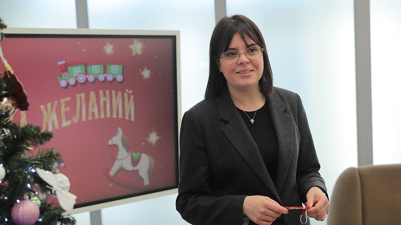 В Краснодаре стартовала благотворительная акция Ёлка желаний В фойе Муниципального концертного зала установили зелёную красавицу которую нарядили открытками с заветными желаниями детей Глава краевой столицы Евгений Наумов и председатель Гордумы Вера Галушко сняли несколько таких игрушек чтобы в преддверии Нового года исполнить мечты юных краснодарцев Ёлка желаний это добрая семейная акция для наших деток умных талантливых и для детей наших защитников Они должны чувствовать нашу заботу быть счастливыми верить в чудо И мы сделаем всё чтобы их желания сбылись сказал Евгений Наумов Как и в прошлом году глава города снял с ёлки две открытки Их написали восьмилетний Добрыня и десятилетняя Аделина Мальчика воспитывает бабушка он любит собирать аквамозаику и мечтает о мобильном телефоне Девочка растёт с папой бабушкой и дедушкой хорошо учится У Деда Мороза она попросила умную колонку К участию в акции присоединились заместители главы города и председателя Гордумы а также главы администраций внутригородских округов НовыйГодКРД Телеграм ВК MAX