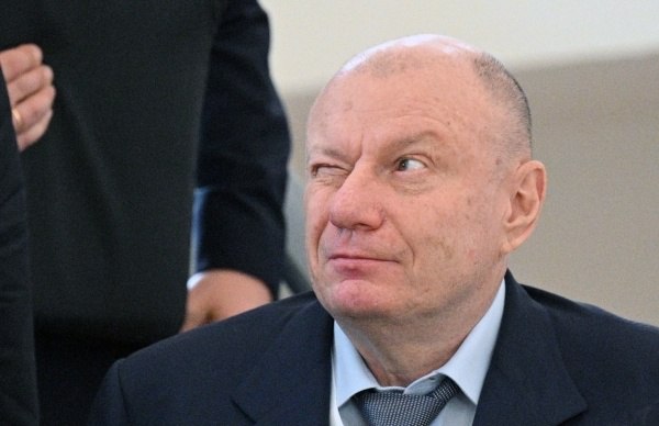 Богатейшим бизнесменом из России по версии рейтинга Bloomberg Billionaires Index стал Владимир Потанин В мировом рейтинге он занял 77 место За год состояние президента холдинга Интеррос председателя правления ПАО ГМК Норильский никель увеличилось на 1 67 млрд и достигло 29 5 млрд На следующем месте среди россиян находится Алексей Мордашов гендиректор холдинга Севергрупп и председатель совета директоров ПАО Северсталь Его состояние оценивается в 25 8 млрд Затем идет председатель совета директоров ПАО НЛМК Владимир Лисин с 22 8 млрд Совокупное состояние богатейших бизнесменов из РФ с начала года увеличилось на 17 874 млрд В рейтинге Bloomberg Billionaires Index значится 21 российский предприниматель