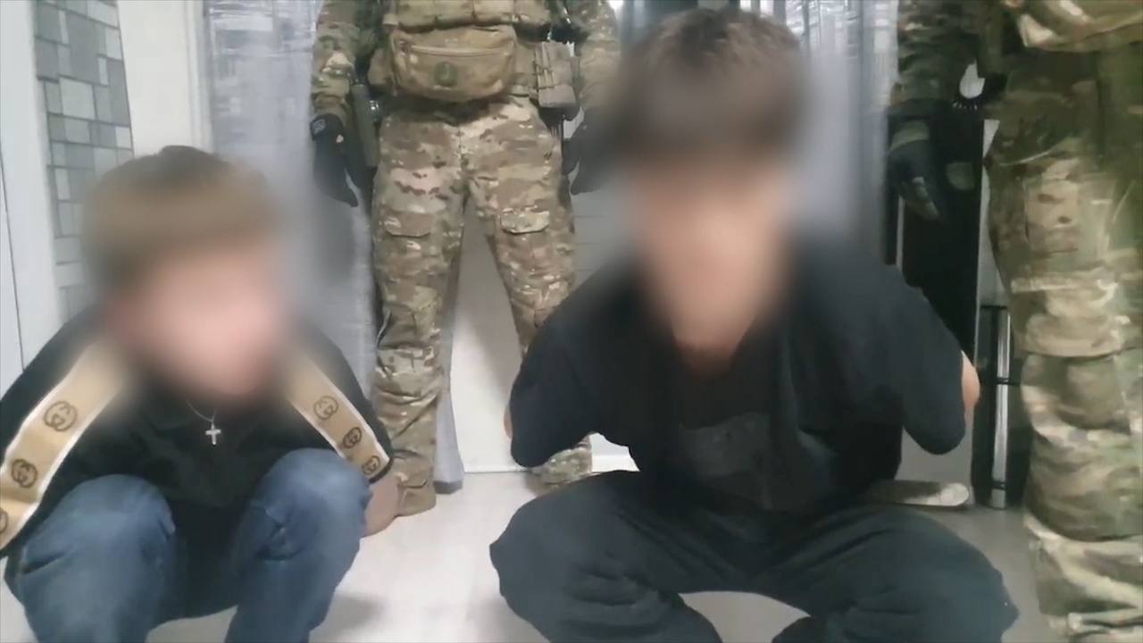 Подростков из Омска осудили за поджог вертолета Ми 8 на военном аэродроме Омск Северный Их признали виновными в совершении теракта и назначили 7 и 7 5 лет лишения свободы Кроме того осужденных обязали солидарно выплатить Минобороны РФ 668 млн руб в качестве компенсации По данным УФСБ региона подростки 2008 года рождения в сентябре 2024 года ночью проникли на охраняемую территорию и уничтожили технику с помощью самодельной зажигательной смеси Юноши на допросе заявили что выполняли задание неизвестного который в Telegram обещал заплатить 20 тыс УФСБ по Омской области  Подписывайтесь на Ъ Сибирь