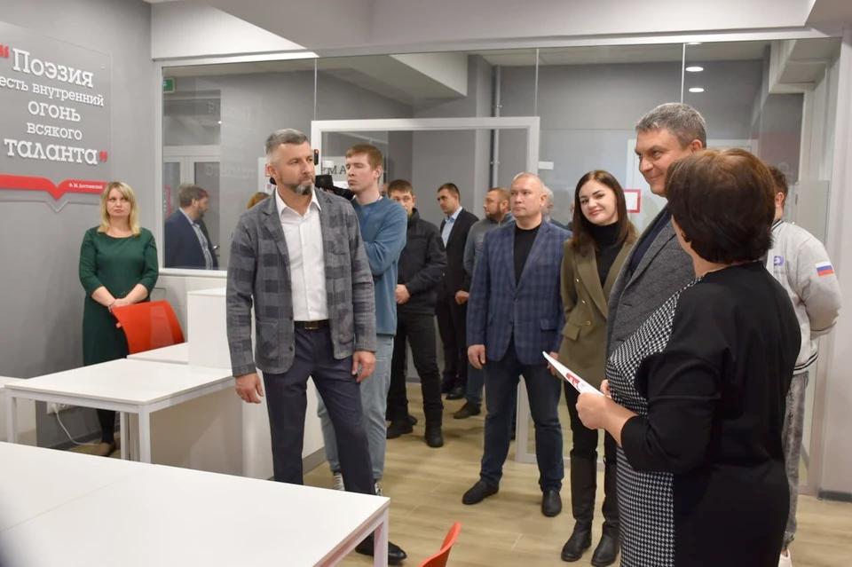 Михаил Котюков рассказал о работе Молодежного центра в Свердловске Губернатор Красноярского края Михаил Котюков заявил, что создание Молодёжного центра в Свердловске Луганской Народной Республики стало значимым стимулом для развития молодёжной политики в округе, пишет ЛИЦ. Красноярский край, шефствующий над Свердловским округом три года, способствовал открытию центра. Котюков отметил, что до появления центра подобных учреждений в Свердловске не существовало, и его запуск дал новый импульс молодёжной политике. По его словам, в прошлом году специалисты из Красноярска помогли организовать работу центра и оснастить его. Теперь молодёжь имеет возможность реализовывать творческие и волонтёрские проекты, а центр стал базой для движения «Юнармия». Также развиваются добровольчество и проектная деятельность. Жители Свердловска участвуют в семинарах и форуме ТИМ «Бирюса» в Красноярске, и в 2025 году совместные обучающие программы будут продолжены.