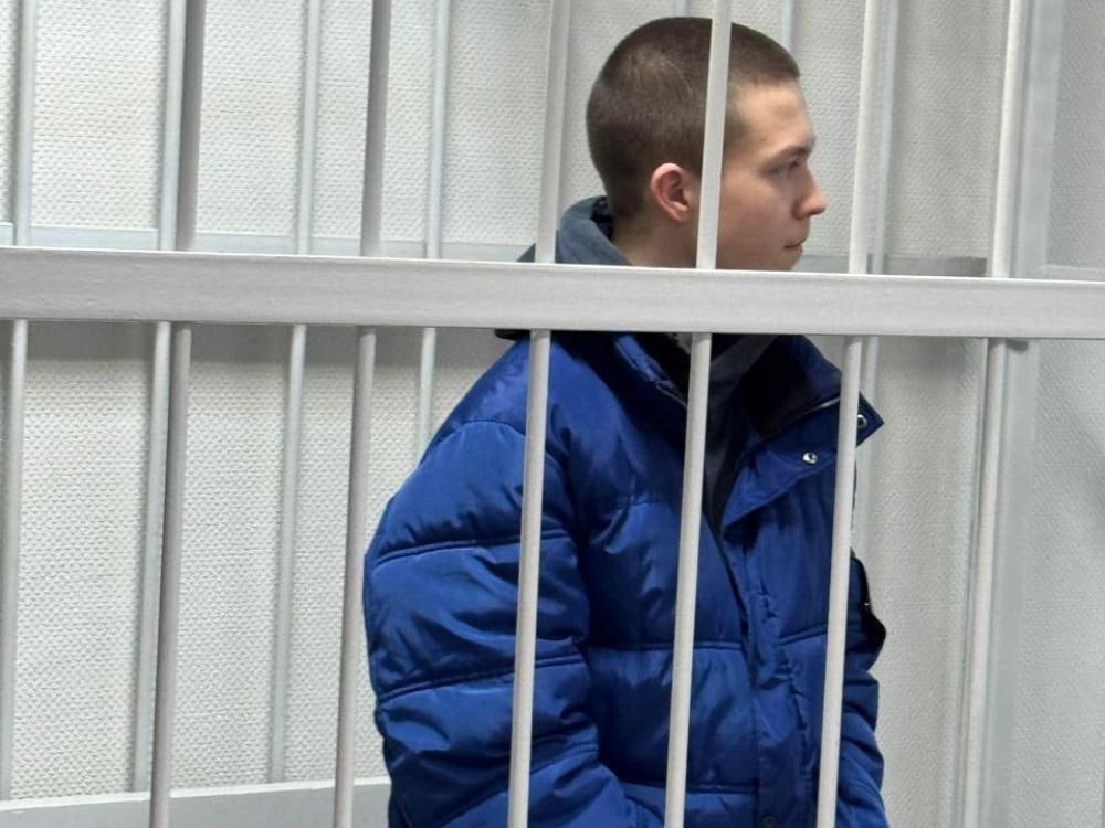 Прокурор запросил 15 лет на строгом режиме для студента ворвавшегося с ножом в архангельский техникум Прокурор Архангельской области и НАО Хлустиков принимает участие в прениях сторон по уголовному делу в отношении 18 летнего студента который осенью напал на преподавателя архангельского техникум строительства и экономики Обвинение утверждает что молодой человек разделял террористическую идеологию искал и скидывал одногруппникам видео с насилием и нападениями на школы в других уголках мира В игре Minecraft он создал копию своего техникума и бегал по виртуальным этажам расстреливая ботов 29 сентября бывший учащийся архангельского техникума строительства и экономики зашёл в здание предъявив просроченный студенческий ворвался в один из кабинетов и напал с ножом на преподавателя Помешать парню попыталась социальный педагог которая также получила ранение Обе были госпитализированы в больницу Задержали отморозка другие студенты Подсудимый свою вину признал в полном объеме Прокурором предъявленное обвинение в судебных прениях поддержано и предложено суду назначить подсудимому наказание по совокупности преступлений в виде 15 лет лишения свободы с ограничением свободы на срок 1 год с отбыванием части основного наказания в тюрьме а в дальнейшем в исправительной колонии строгого режима Фото Ломоносовский районный суд Архангельска