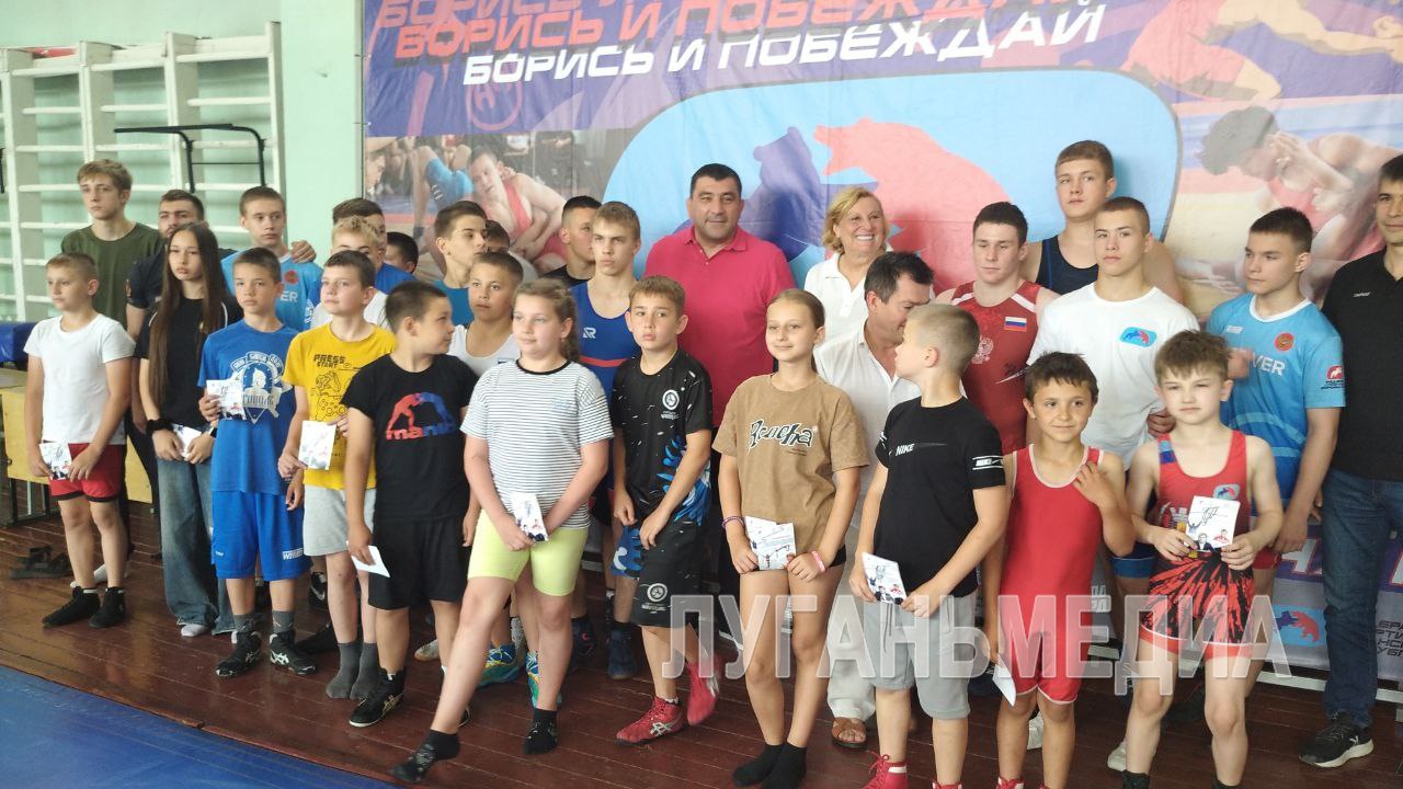 Юные спортсмены ЛНР встретились с именитыми атлетами Встреча прошла в Луганском высшем училище физической культуры ЛВУФК . Перед ребятами выступили президент Российского союза спортсменов, олимпийский чемпион по вольной борьбе, чемпион мира, шестикратный чемпион Европы Давид Мусульбес и заслуженный тренер России, бронзовый призер Олимпийских игр 1988 г. по легкой атлетике, первая чемпионка мира по прыжкам в высоту, четырехкратная рекордсменка мира Тамара Быкова. – В этот раз я изъявила желание приехать сюда, потому что эти места для меня родные. Я родилась и начинала заниматься легкой атлетикой в Азове Ростовской области. Соревновалась в Луганске, в Донецке установила свой первый рекорд СССР. Все это города моей юности. Глядя сквозь призму своего жизненного и спортивного опыта желаю юному поколению здоровья, желания достичь в жизни намеченного результата. И самое главное – удачи. В спорте без нее нельзя, – рассказала Тамара Быкова. Именитые спортсмены ответили на вопросы ребят, дали практические советы, как для всех спортсменов, так и каждый в своем виде спорта. Вконтакте Одноклаcсники