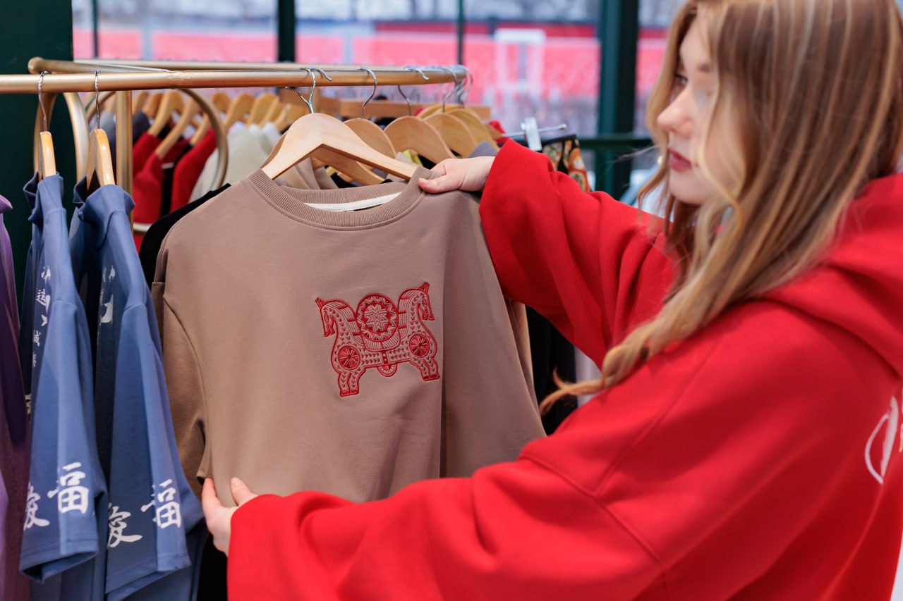 К 2028 году 80% fashion-рынка уйдёт в онлайн — выживут только гибкие и кастомные. «Яндекс Реклама» и Lamoda выяснили: 70% fashion-брендов усилят цифровые каналы в ближайшие три года, а 55% покупателей не ходят за одеждой офлайн. INFOline прогнозирует, что к 2028 году 80% рынка уйдёт в онлайн. Онлайн - точка роста Каждый пятый бренд закрыл продажи в 2024 году, но 57% выросли благодаря гибкости. 23% расширили ассортимент, 22% вышли в новые каналы, 44% создают эксклюзивы для маркетплейсов. Уникальность важнее скидок Половина брендов держит единые цены, 36% предлагают скидки в выгодных местах. 89% считают, что клиенты ценят уникальность. 40% покупают только «свои» марки, 20% готовы доплатить за ручную работу или эксклюзив. Доходы у 36+, реклама у Gen Z Люди 36-60 лет тратят больше молодёжи, но реклама до них доходит в три раза реже. Только 25% готовы отказаться от любимого бренда ради скидок или рассрочки. #аналитика Предпринимай с нами!