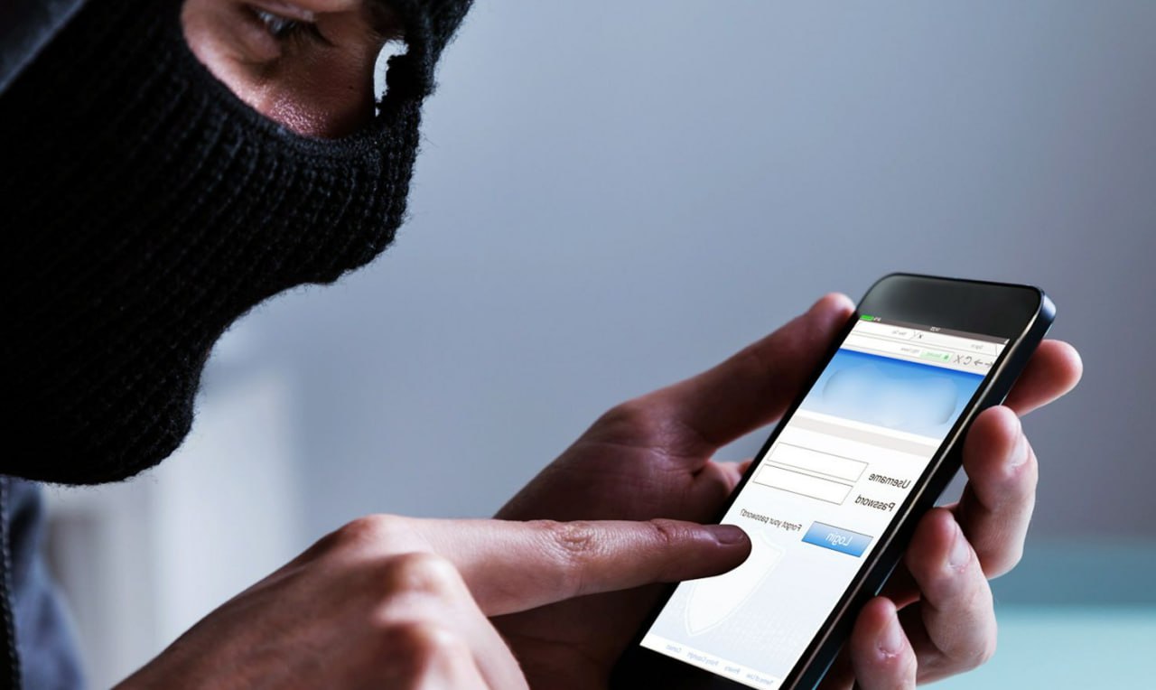 МВД предлагает сформировать ренкинг операторов по числу звонков от мошенников Вслед за ЦБ который ранее предложил создать ренкинг банков по уязвимости перед дропперами МВД также хочет создать ренкинг телеком операторов основанный на показателе того как часто они пропускают звонки от мошенников Предполагается что операторы будут сравниваться по показателю который будет состоять из данных о защите номерной емкости от деятельности злоумышленников и частоты ситуаций когда абоненты оператора страдают от телефонного мошенничества Ранее сообщалось что операторов как и банки предложили наделить ответственностью за ущерб от мошенников fatcat18