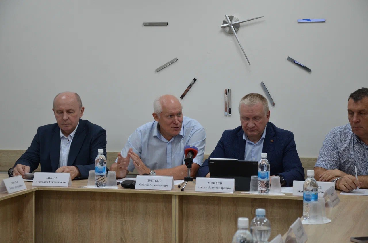 Во Владимире обсудили ход подготовки к муниципальным выборам-2025 В этом году во Владимирской области пройдет 15 основных кампаний и 2 кампании по довыборам. На местных выборах будет замещено 284 мандата. В том числе жители региона будут формировать составы Советов депутатов вновь созданных муниципальных округов. Документы в ТИК подали 1008 человек. Из них 99 - в порядке самовыдвижения, 909 - от политических партий. На сегодняшний день зарегистрировано 386 кандидатов, сообщил председатель Облизбиркома Вадим Минаев. Процесс регистрации продолжается. Важным итогом мероприятия стало подписание соглашения между Избирательной комиссией ВО и Штабом общественного наблюдения, направленного на обеспечение прозрачности и законности выборов. Единый день голосования-2025 намечен на 14 сентября. Проголосовать смогут почти 647 тысяч избирателей региона.